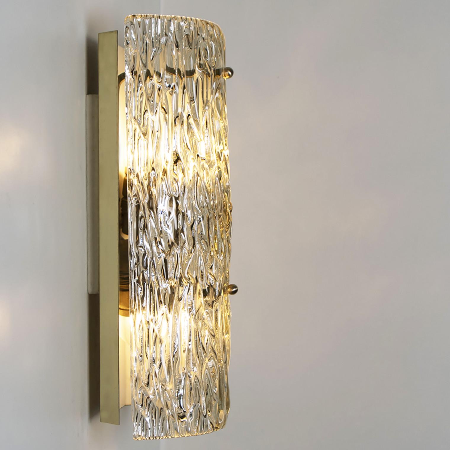 One of Four Large Modern Brass Ice Glass Wall Lights by J. T. Kalmar, 1960s In Good Condition For Sale In Rijssen, NL