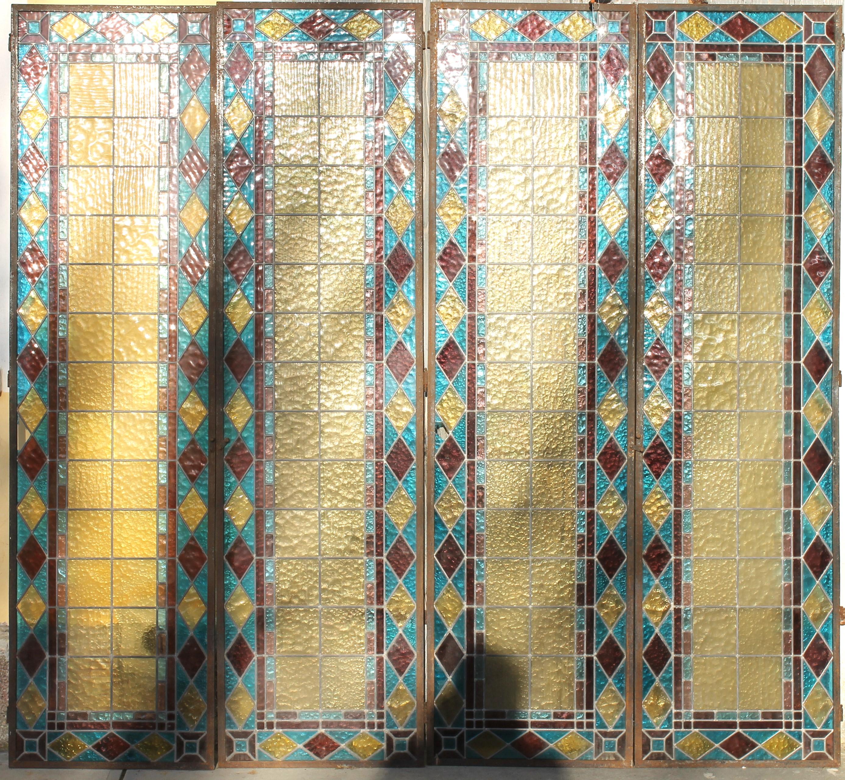 Début du 20ème siècle Un des quatre vitraux italiens « Liberty » représentant des portes et des fenêtres de porte, Italie, 1900 environ en vente