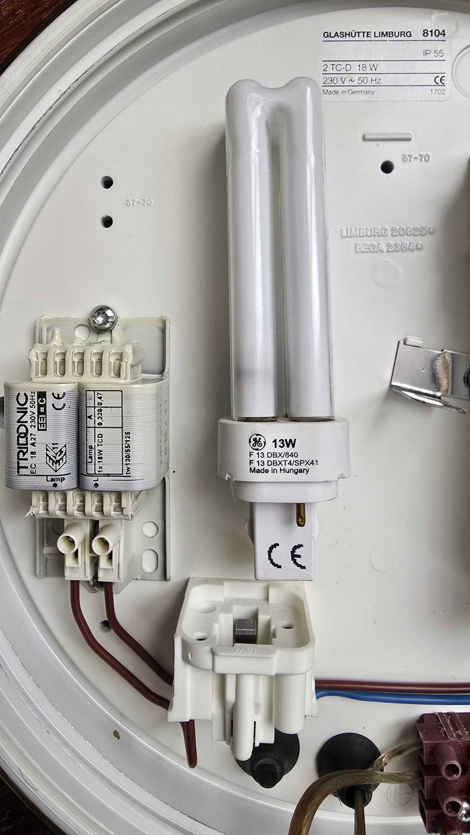 Eine von vier Limburg Flush Mount oder Wall Lights, Messing Opalglas, 1970er Jahre im Angebot 11