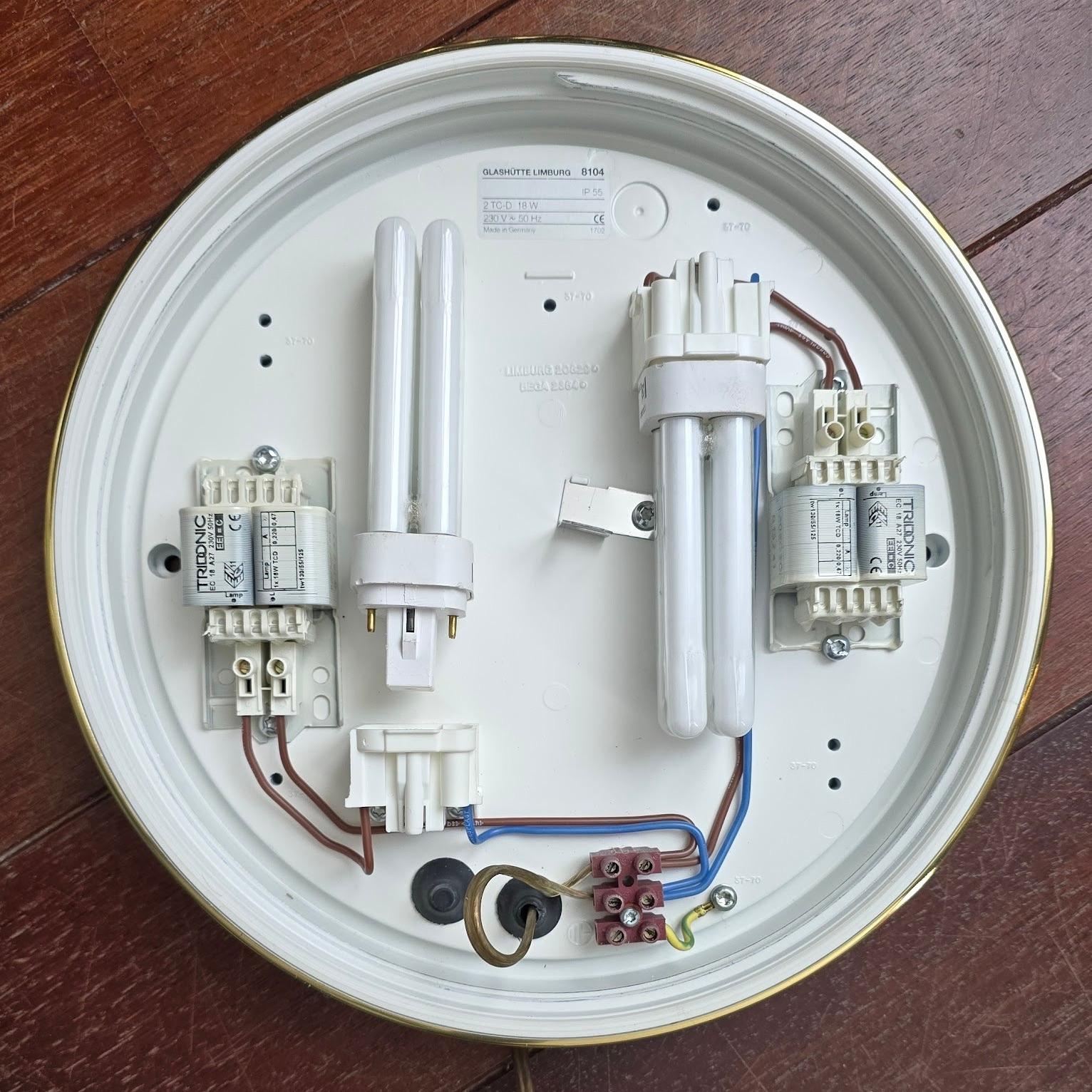 Eine von vier Limburg Flush Mount oder Wall Lights, Messing Opalglas, 1970er Jahre im Angebot 14