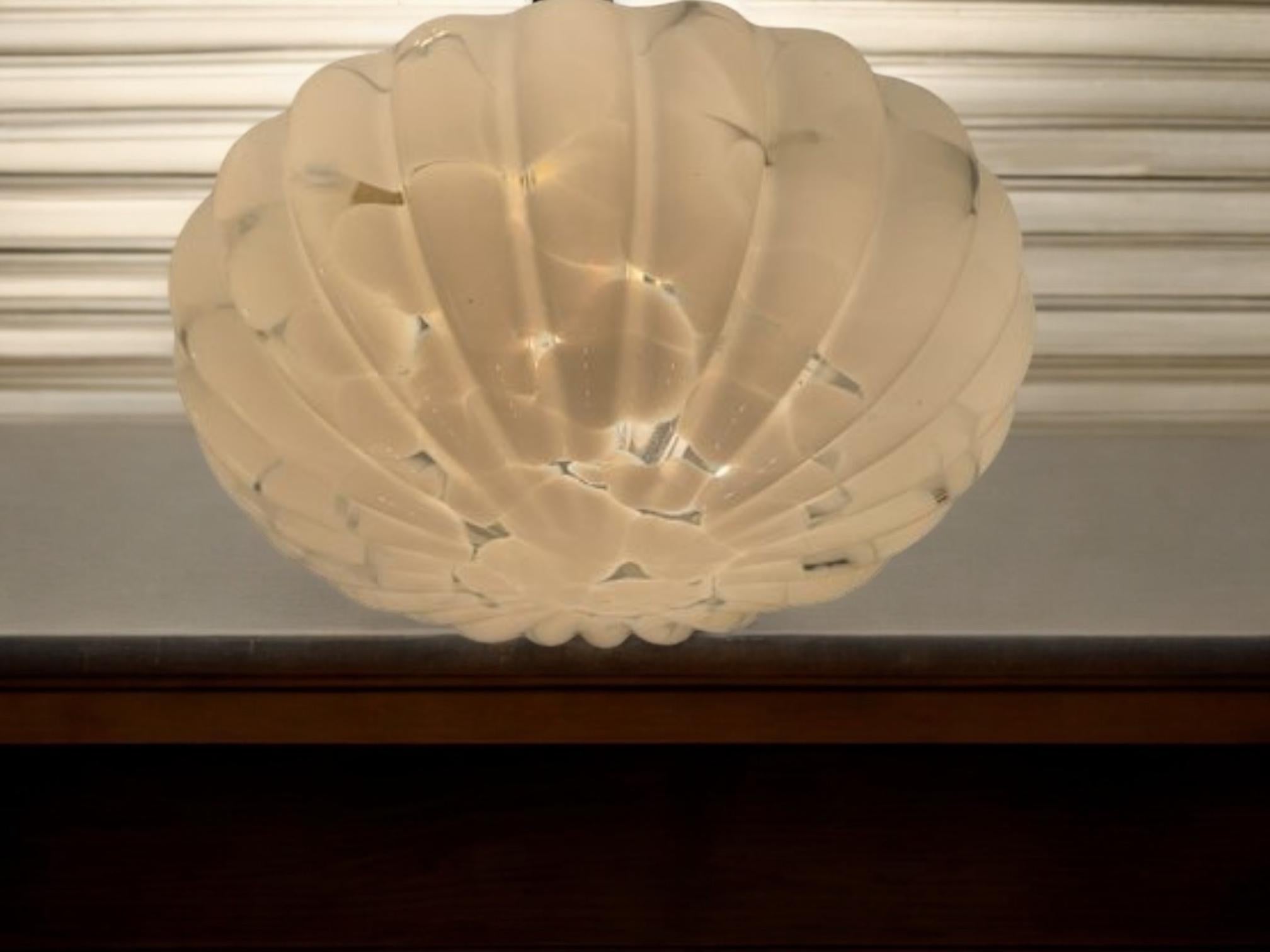 L'offerta si riferisce a uno dei quattro piccoli supporti da incasso in vetro che vedi nella seconda immagine. Realizzato con un design a conchiglia o a torta. Puoi usarle anche come lampade da parete. Ogni lampada richiede due lampadine Edison E27,
