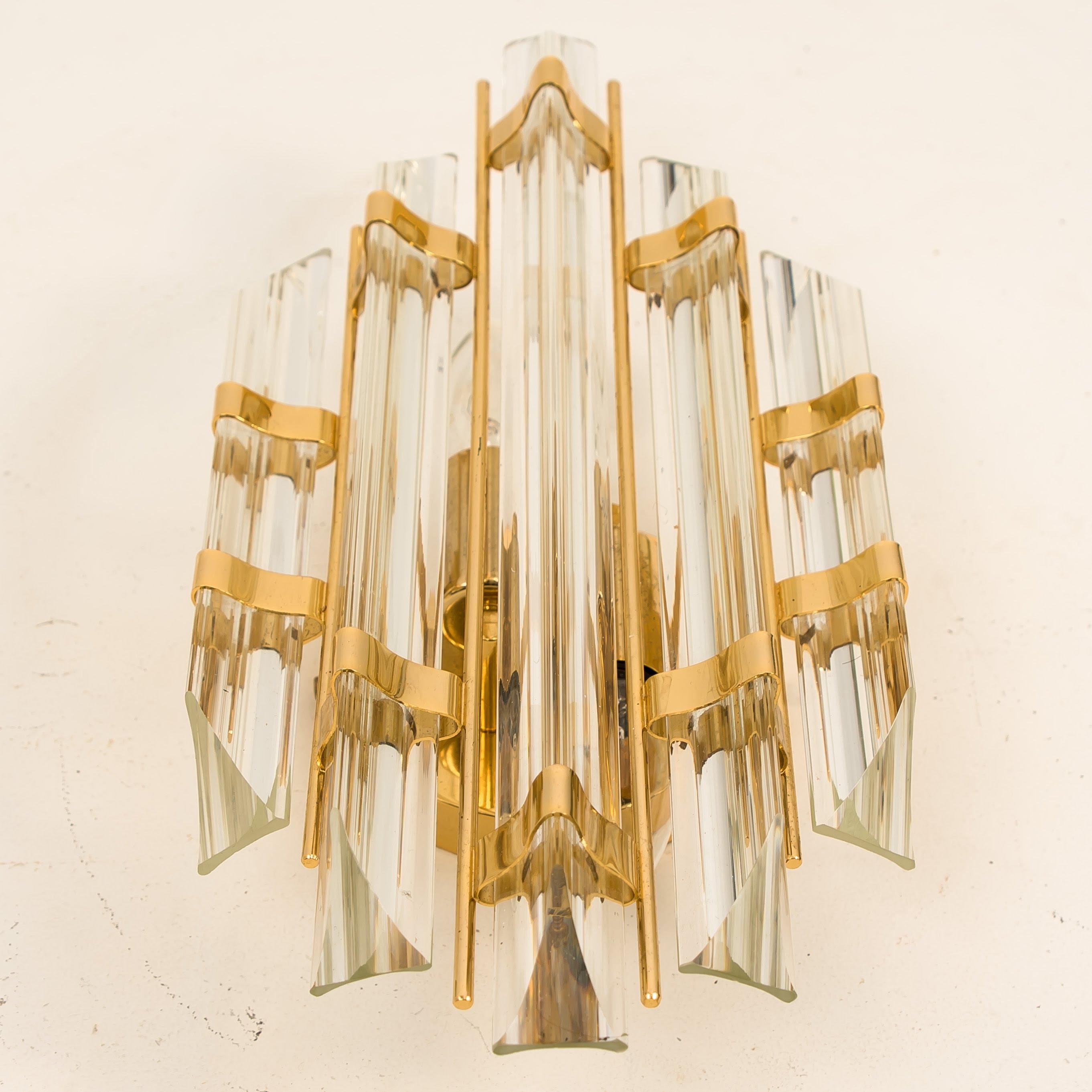 Verre de Murano L'une des quatre appliques de style Venini en verre de Murano et laiton, Italie en vente