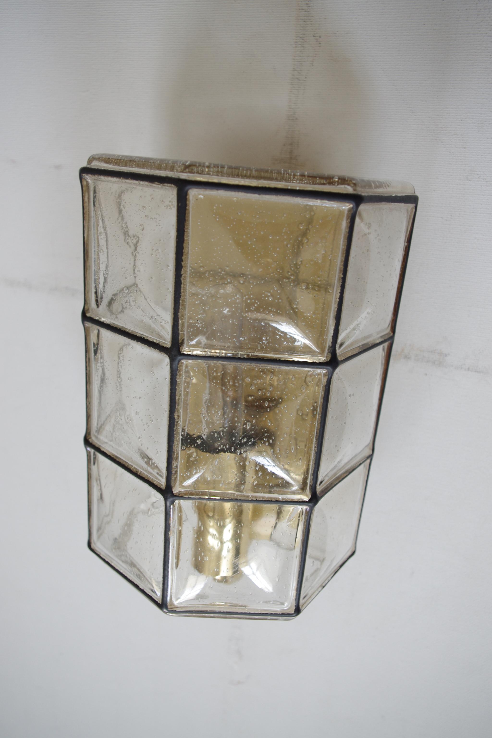 Uno de los apliques de pared de vidrio soplado vintage alemán, años 60 Art Decó en venta