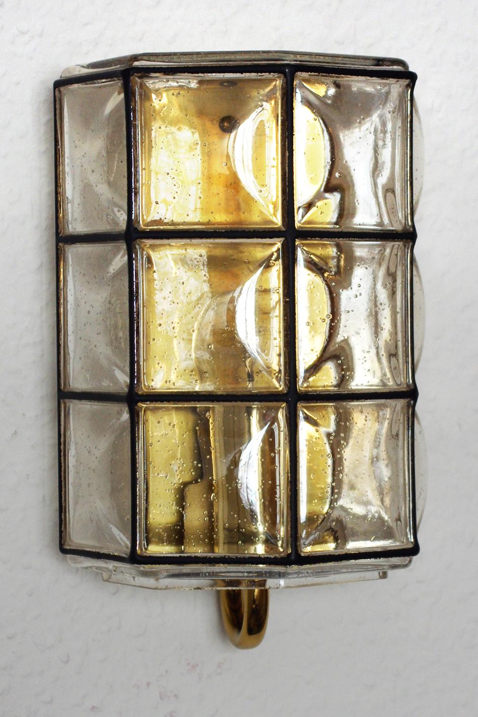 Uno de los apliques de pared de vidrio soplado vintage alemán, años 60 Alemán en venta