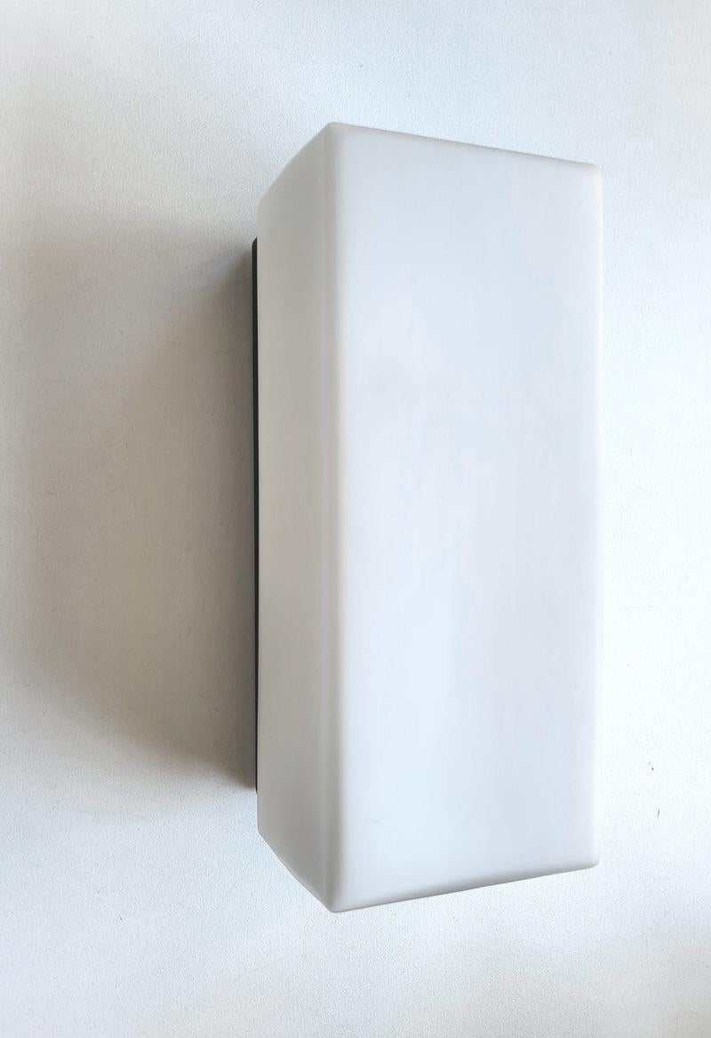 Mid-Century moderno Uno dei... Sconcese da soffitto o da parete in vetro minimalista d'epoca tedesca in vendita