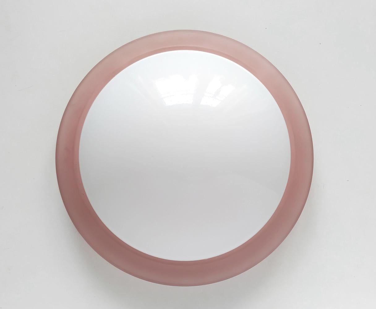 Uno dei... meravigliosi vetri opalini e rosa vintage soffiati a mano da incasso.
Italia, anni '80-'90
Attacchi lampada: 1x E27 (US E26).
 
 (È disponibile un vetro bianco opalino bianco e verde. Ultima foto).