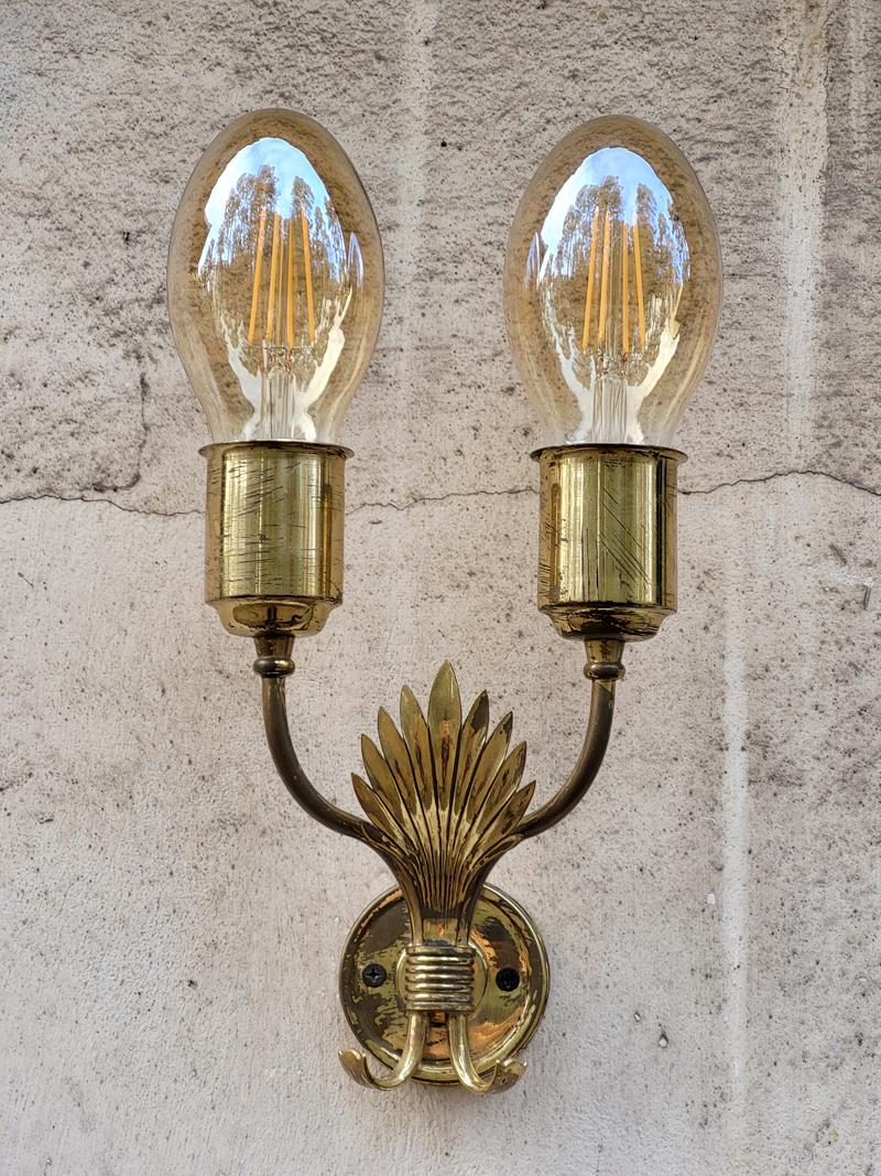 ONE of... wonderful solid brass wall light.
Italy, 1940s - 1950s
Measure: Height without bulbs: 8.9