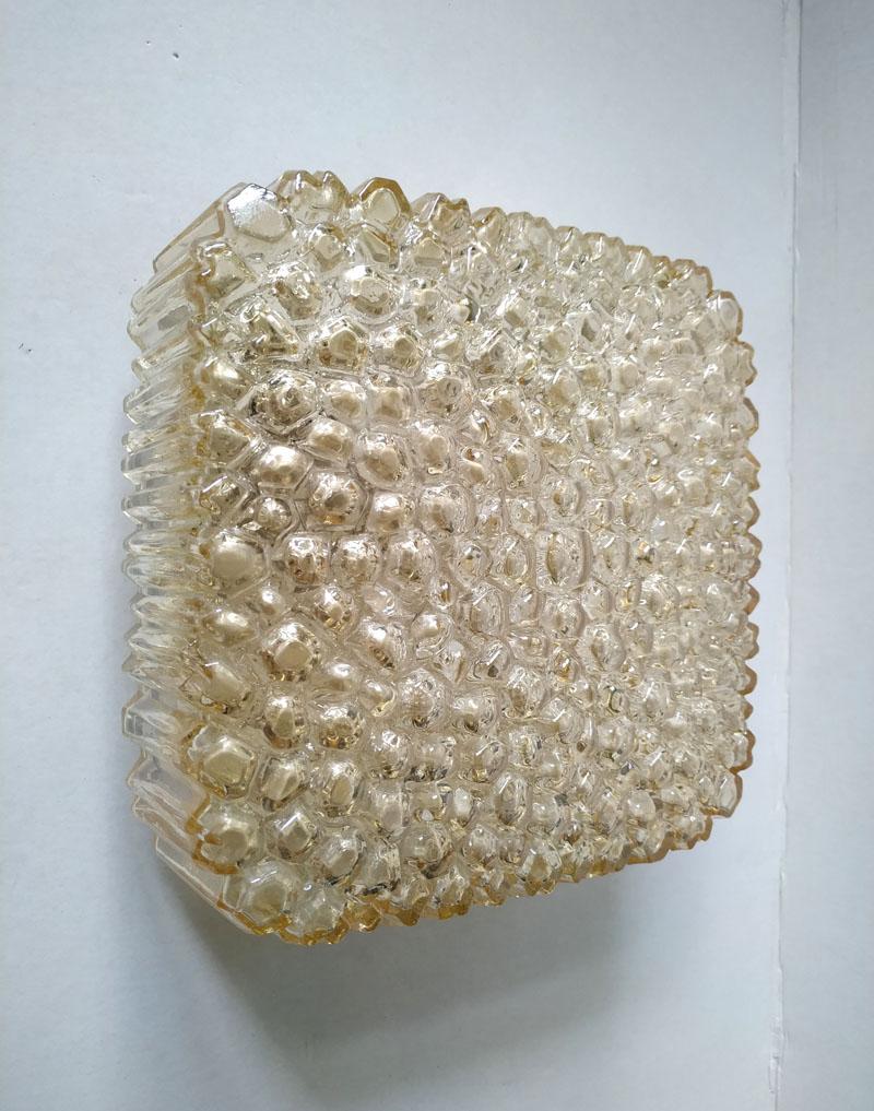 Un des... Merveilleuse monture sculpturale en verre ambré à bulles.
Allemagne, années 1960.
Douilles de lampe : 2x E27 (US E26).

        