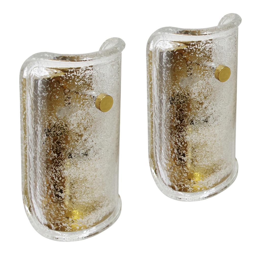 Einer der... schönen Vintage-Wandleuchter aus Messing und geblasenem Glas. 
Deutschland, 1960er Jahre
Lampenfassungen: 1
Preis pro Stück!
   