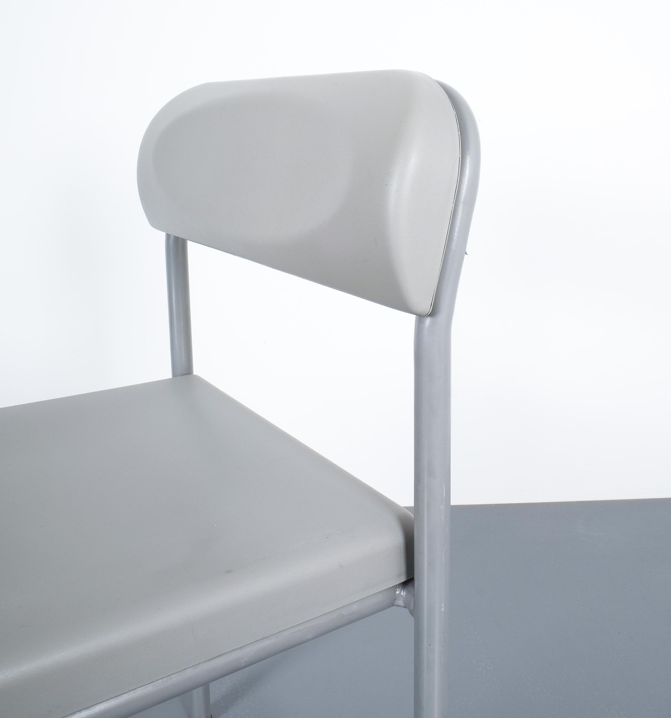 Ettore Sottsass Griechische Stühle, einer von sieben grauen Bieffeplast-Stühlen, Italien, 1980 im Angebot 4