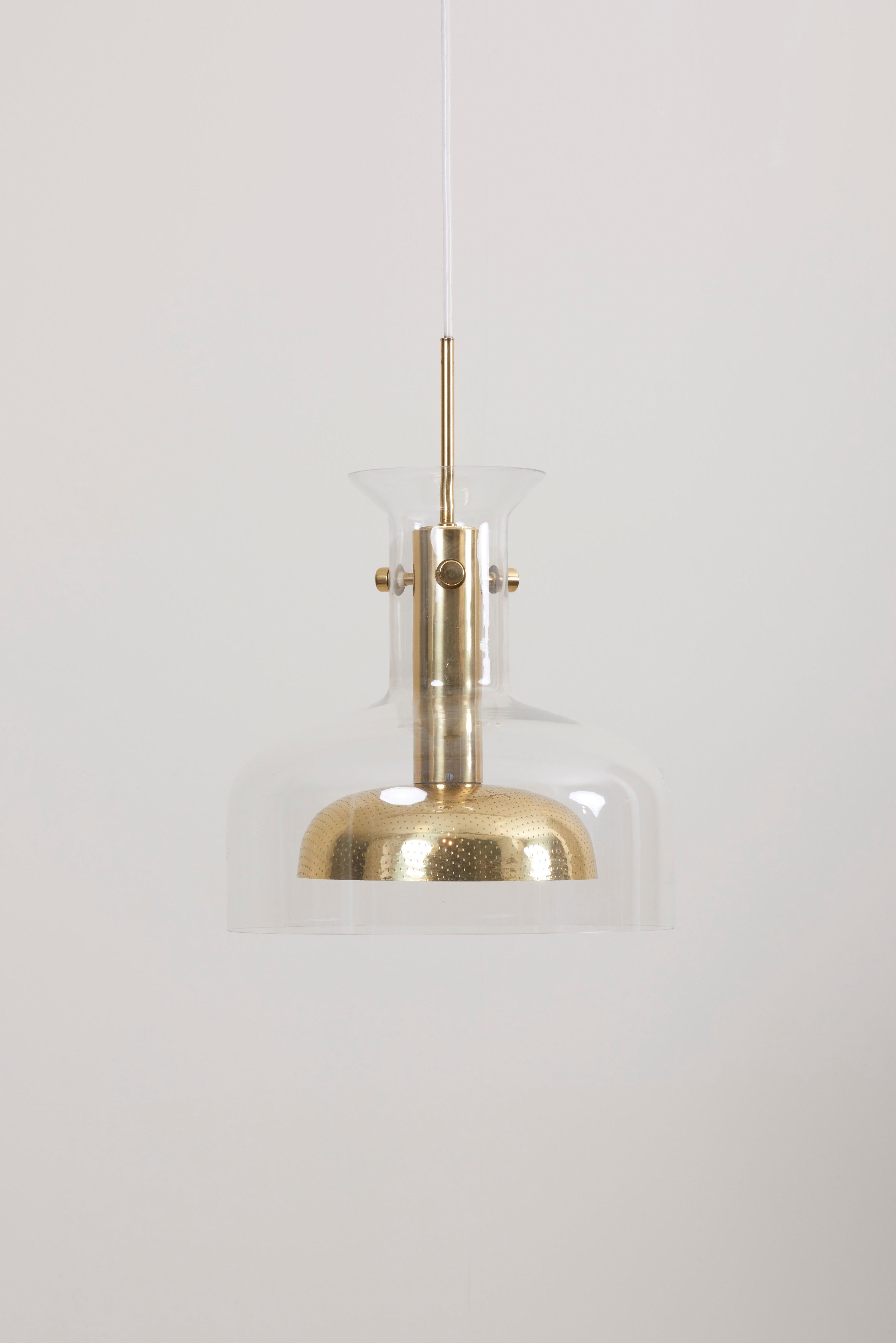 Excellent crystal pendants by Anders Pehrson for Ateljé Lyktan. One model A / E27 bulb.
To be on the safe side, the lamp should be checked locally by a specialist concerning local requirements.
We only have one piece available.