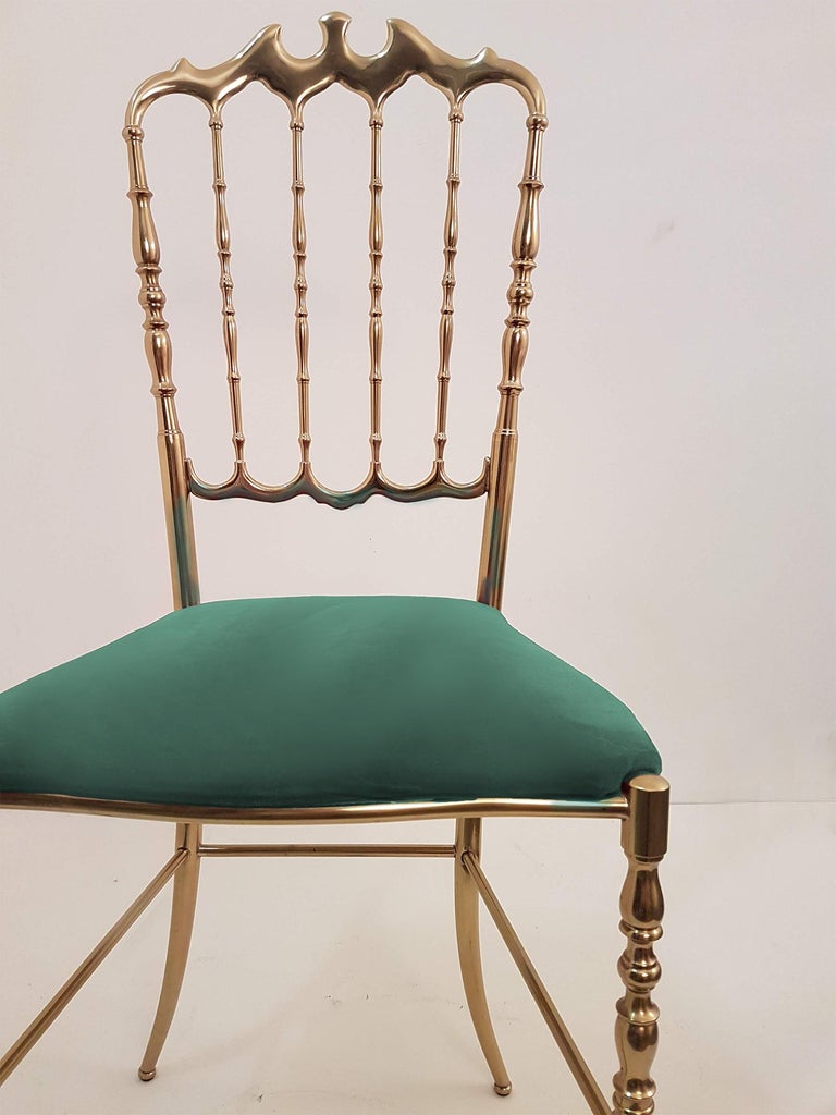 One of Six Italian Brass Chairs by Chiavari, Upholstery Emerald Green Velvet In Good Condition For Sale In Rijssen, NL