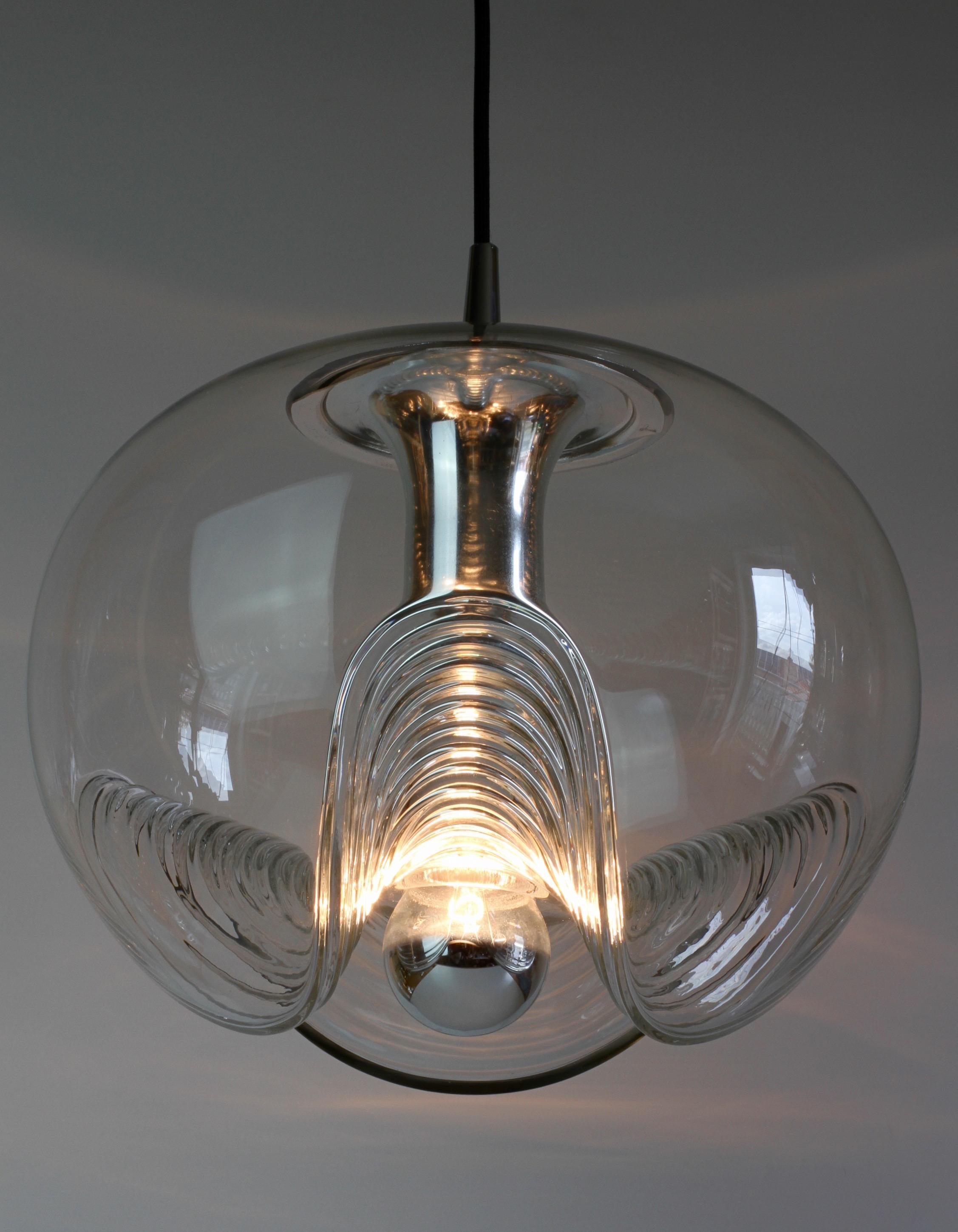 One of Ten Peill & Putzler Large Biomorphic Clear Glass & Chrome Pendant Lights In Excellent Condition For Sale In Landau an der Isar, Bayern