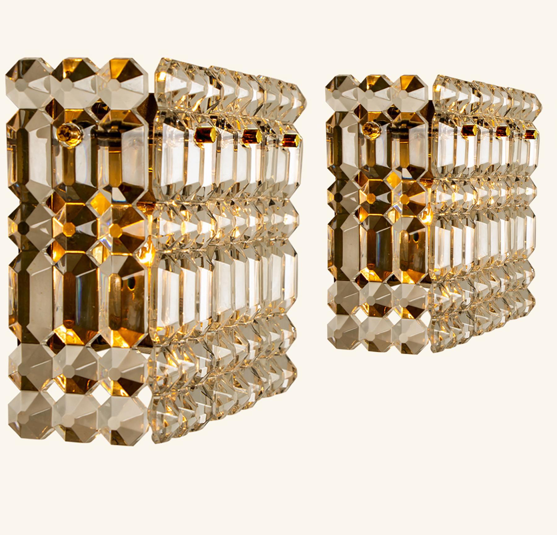 Uno de los ocho apliques de latón dorado, metal y cristal Kinkeldey, años 70 Moderno de mediados de siglo en venta