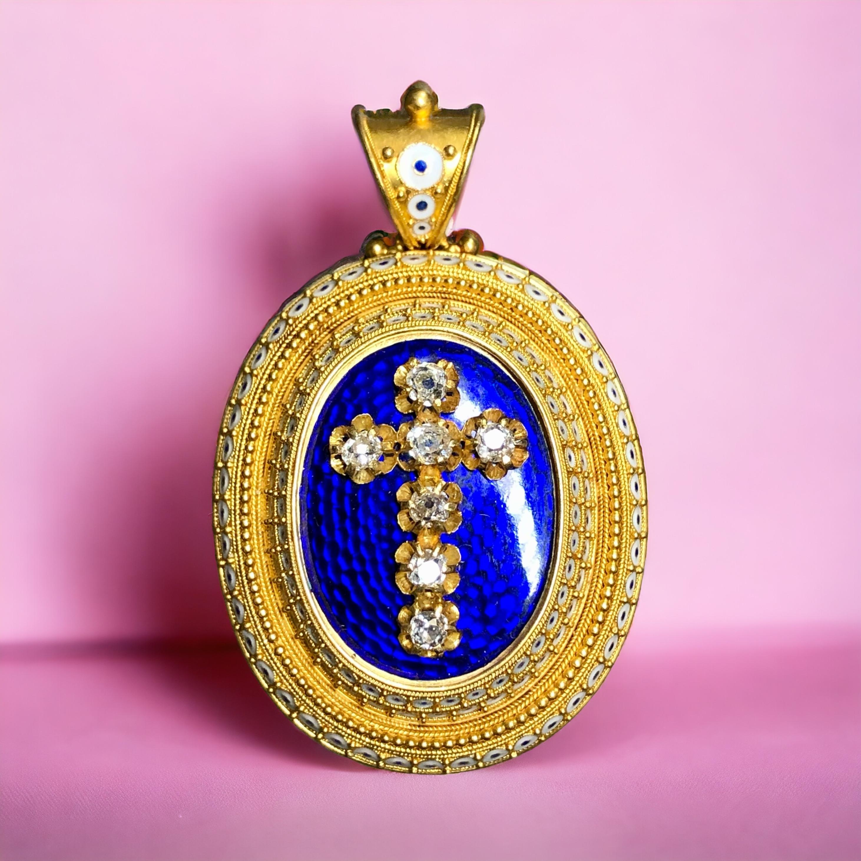 Uno dei più bei esempi di Etruscan Revival di epoca vittoriana (1830-1860) che abbiamo posseduto. È realizzato in oro giallo 18 carati e rifinito con alcune delle più belle smaltature Guilloche che abbiamo visto ed è in condizioni assolutamente