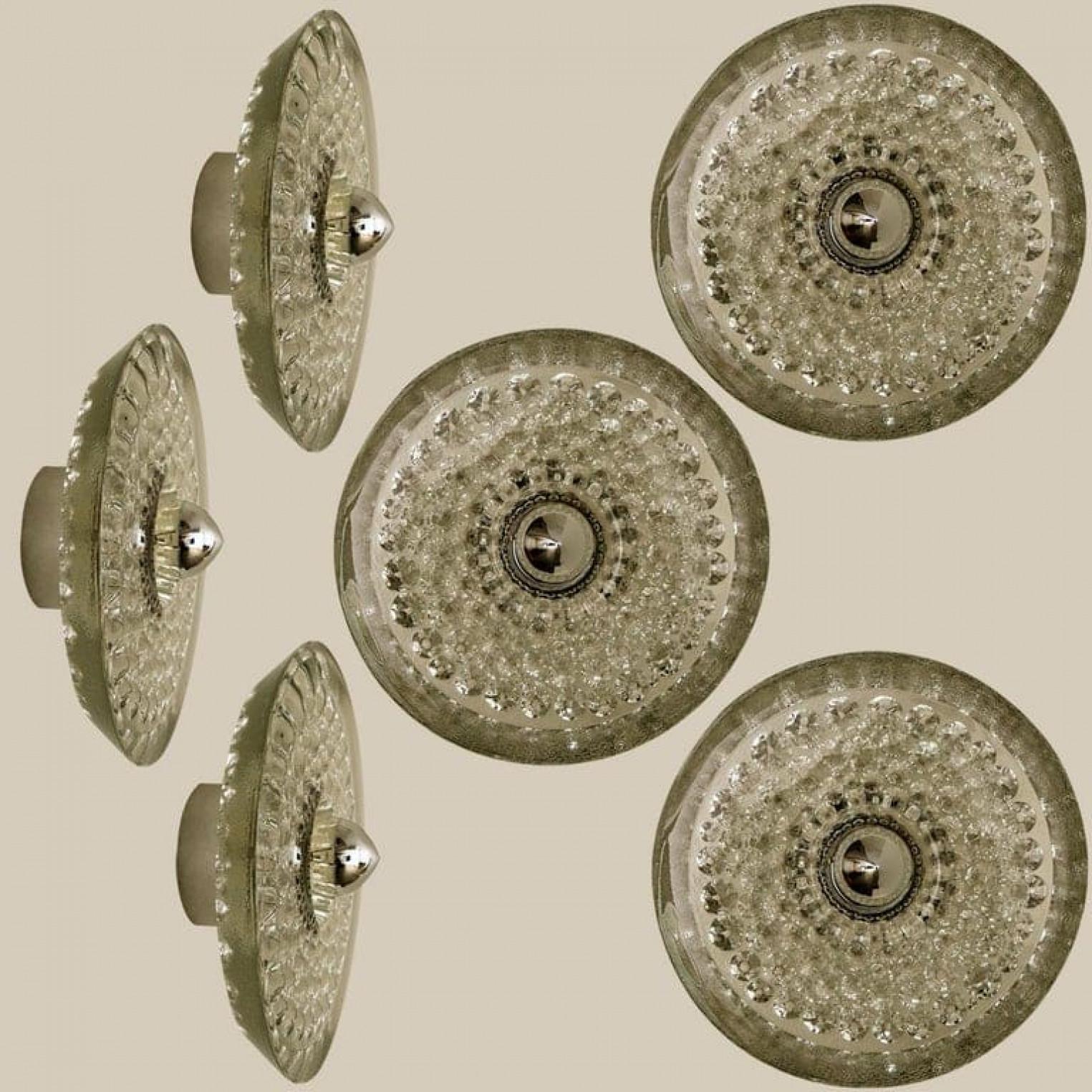Eine der fünf Putzler Wall Lights, skulpturales Glas und Chrom, 1970er Jahre im Angebot 2