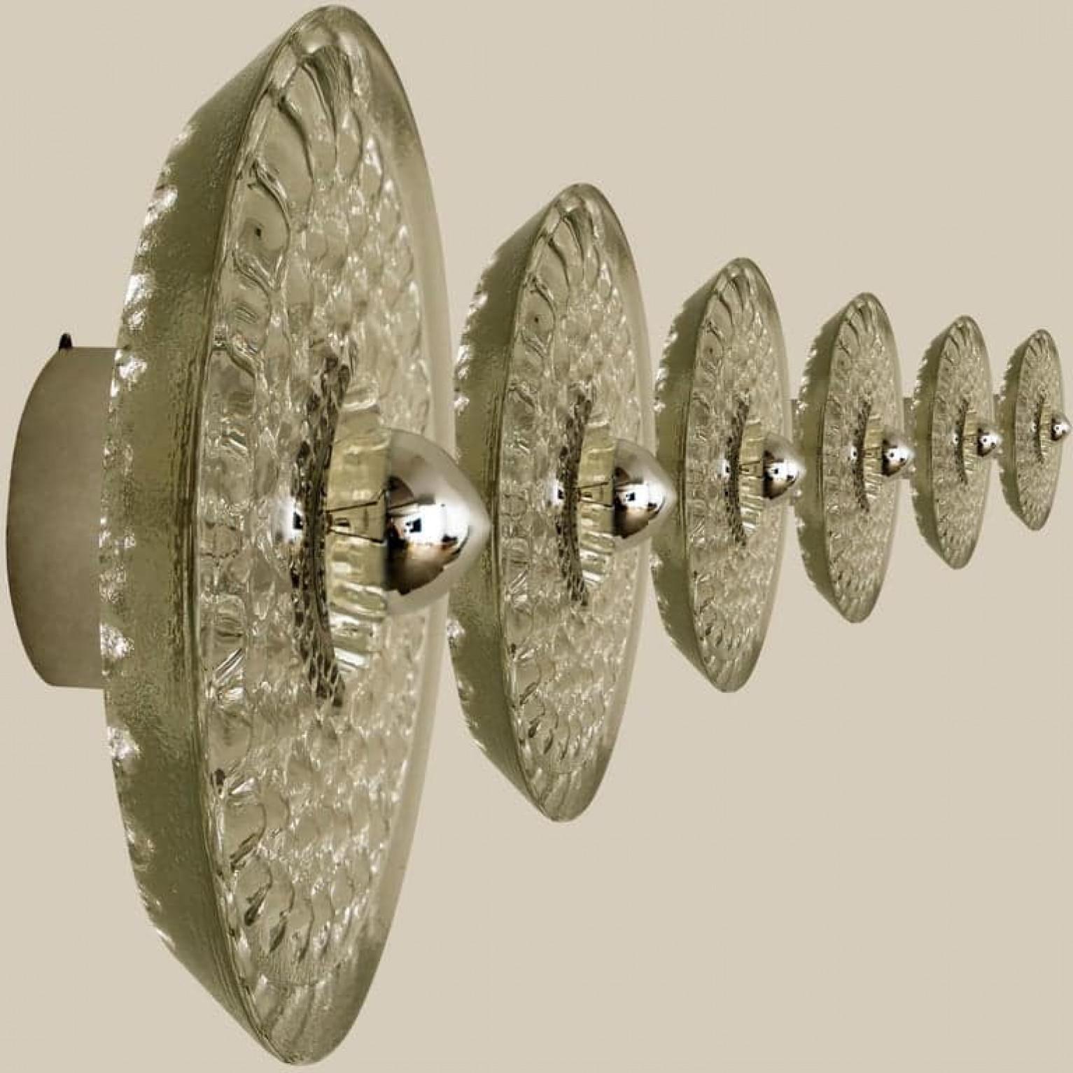 Eine der fünf Putzler Wall Lights, skulpturales Glas und Chrom, 1970er Jahre im Angebot 4