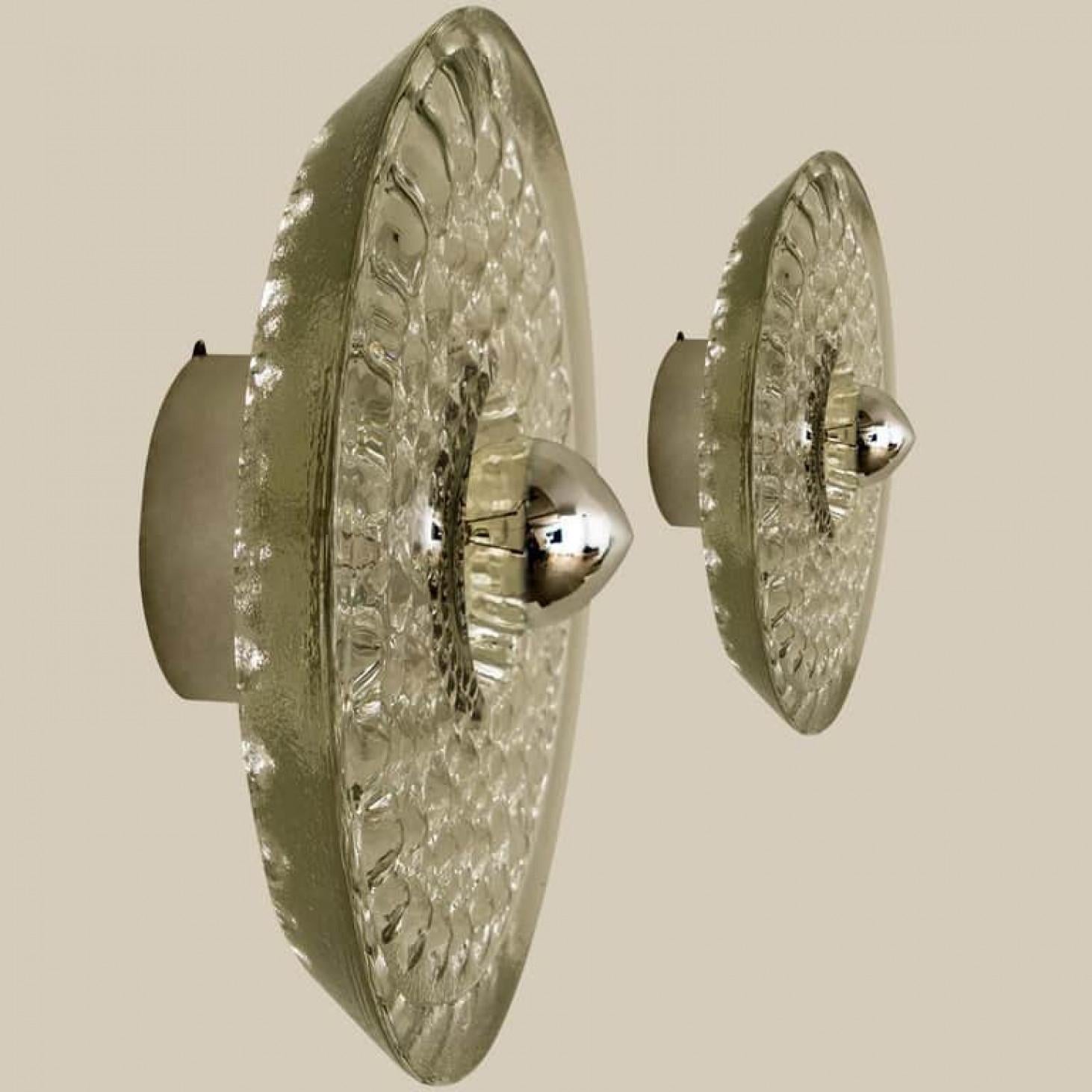Eine der fünf Putzler Wall Lights, skulpturales Glas und Chrom, 1970er Jahre im Angebot 5