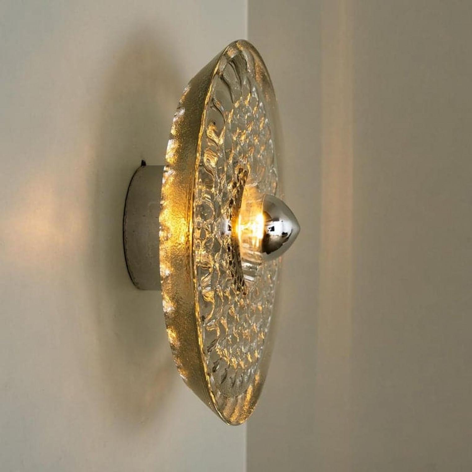 Eine der fünf Putzler Wall Lights, skulpturales Glas und Chrom, 1970er Jahre im Angebot 6