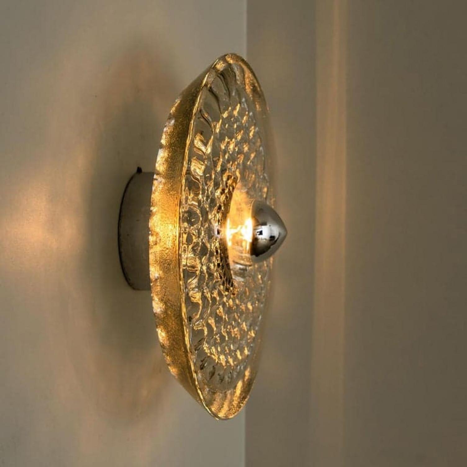 Eine der fünf Putzler Wall Lights, skulpturales Glas und Chrom, 1970er Jahre (Österreichisch) im Angebot