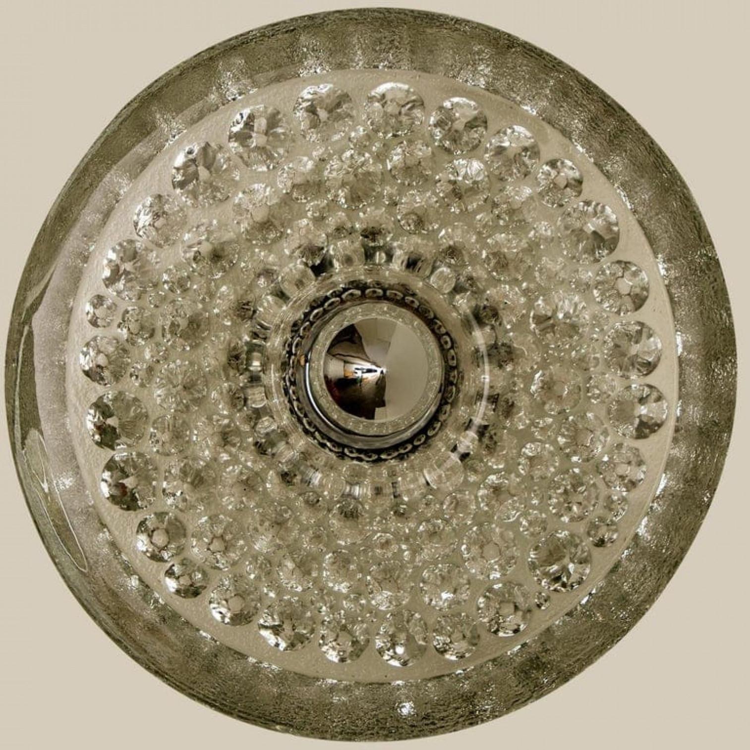 Eine der fünf Putzler Wall Lights, skulpturales Glas und Chrom, 1970er Jahre (Metall) im Angebot