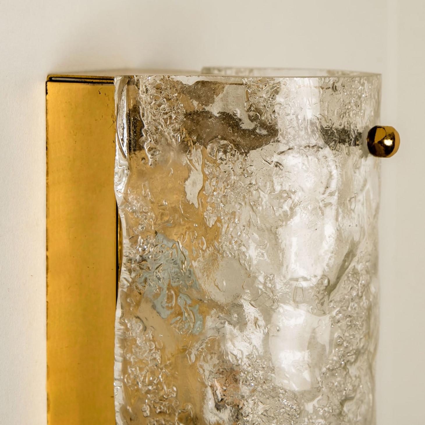Mid-Century Modern L'un des quatre soufflés  Appliques en verre et laiton, 1969 en vente