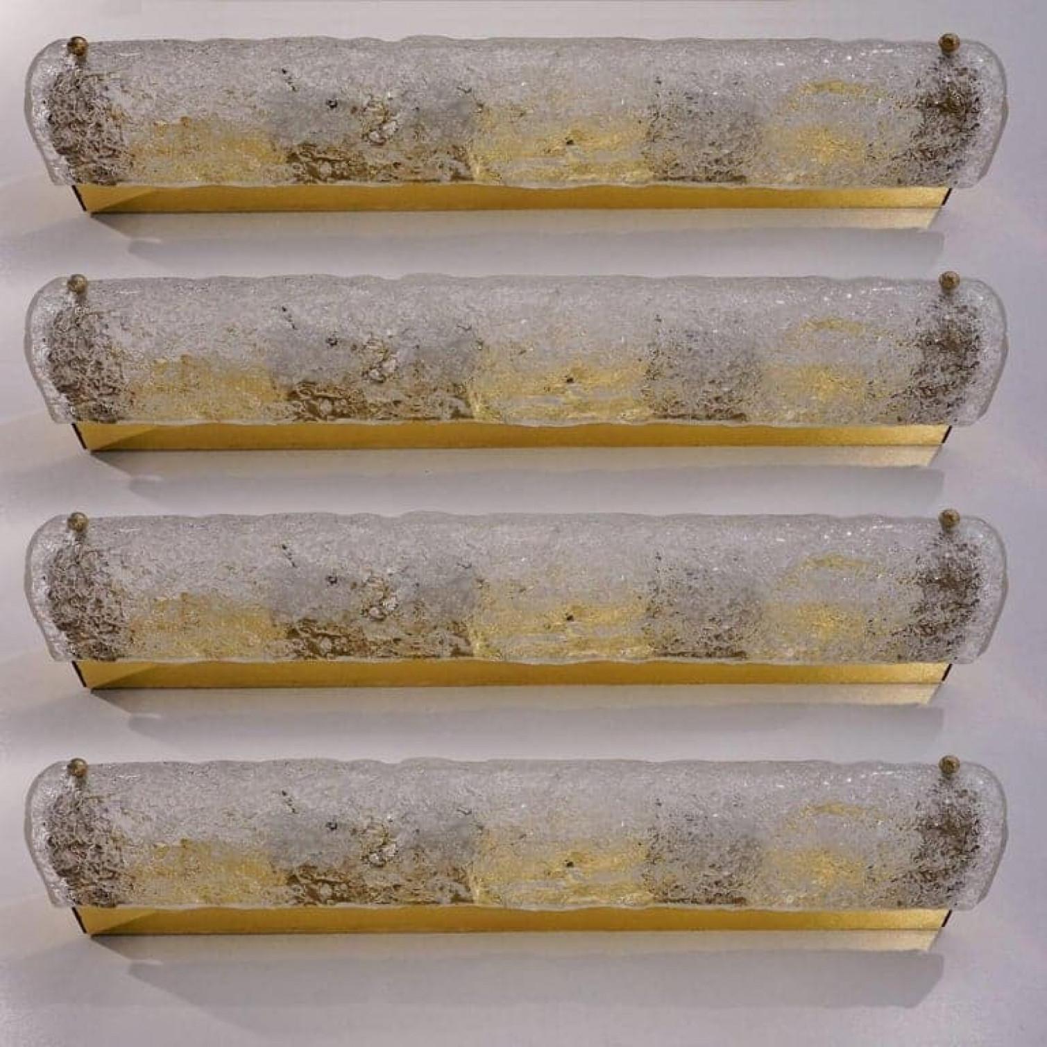 Mid-Century moderno Una delle quattro lampade da parete in vetro soffiato di Murano e ottone di Hillebrand in vendita