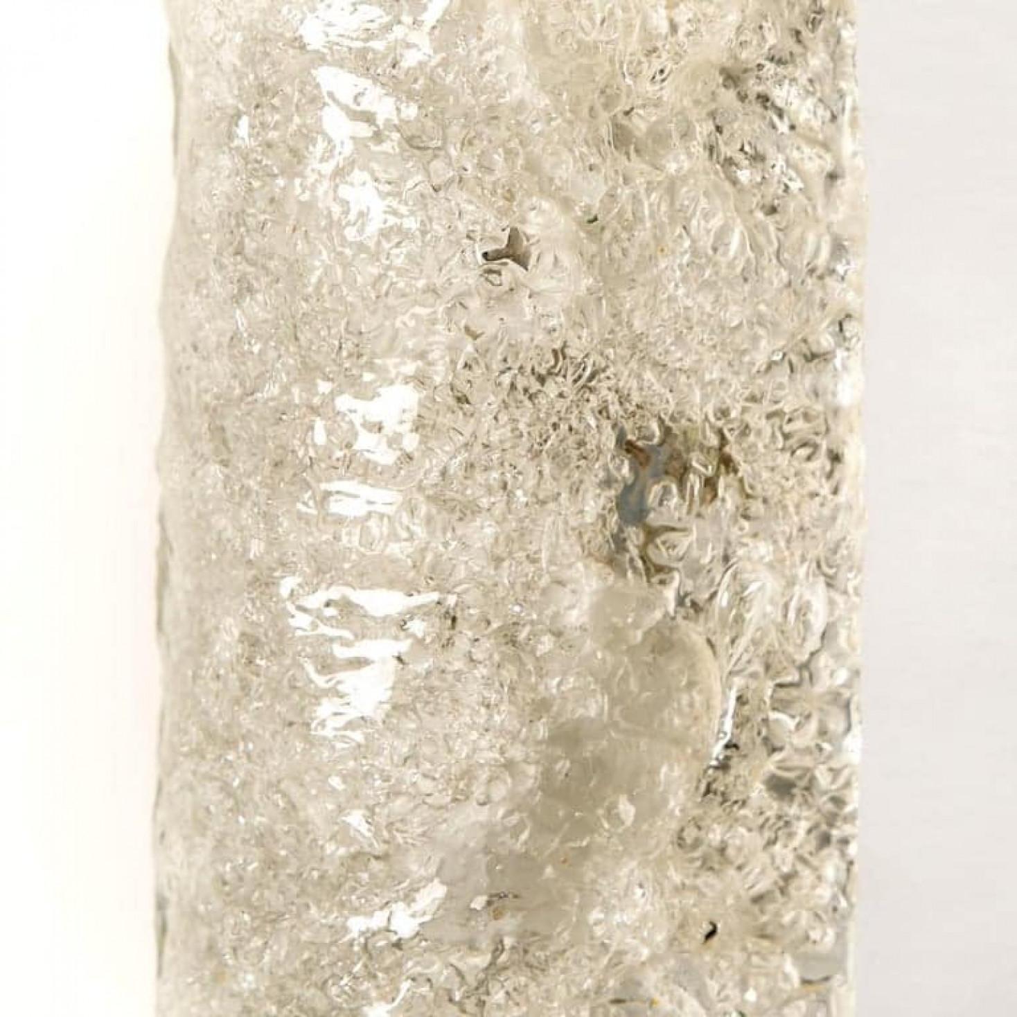 Tedesco Una delle quattro lampade da parete in vetro soffiato di Murano e ottone di Hillebrand in vendita