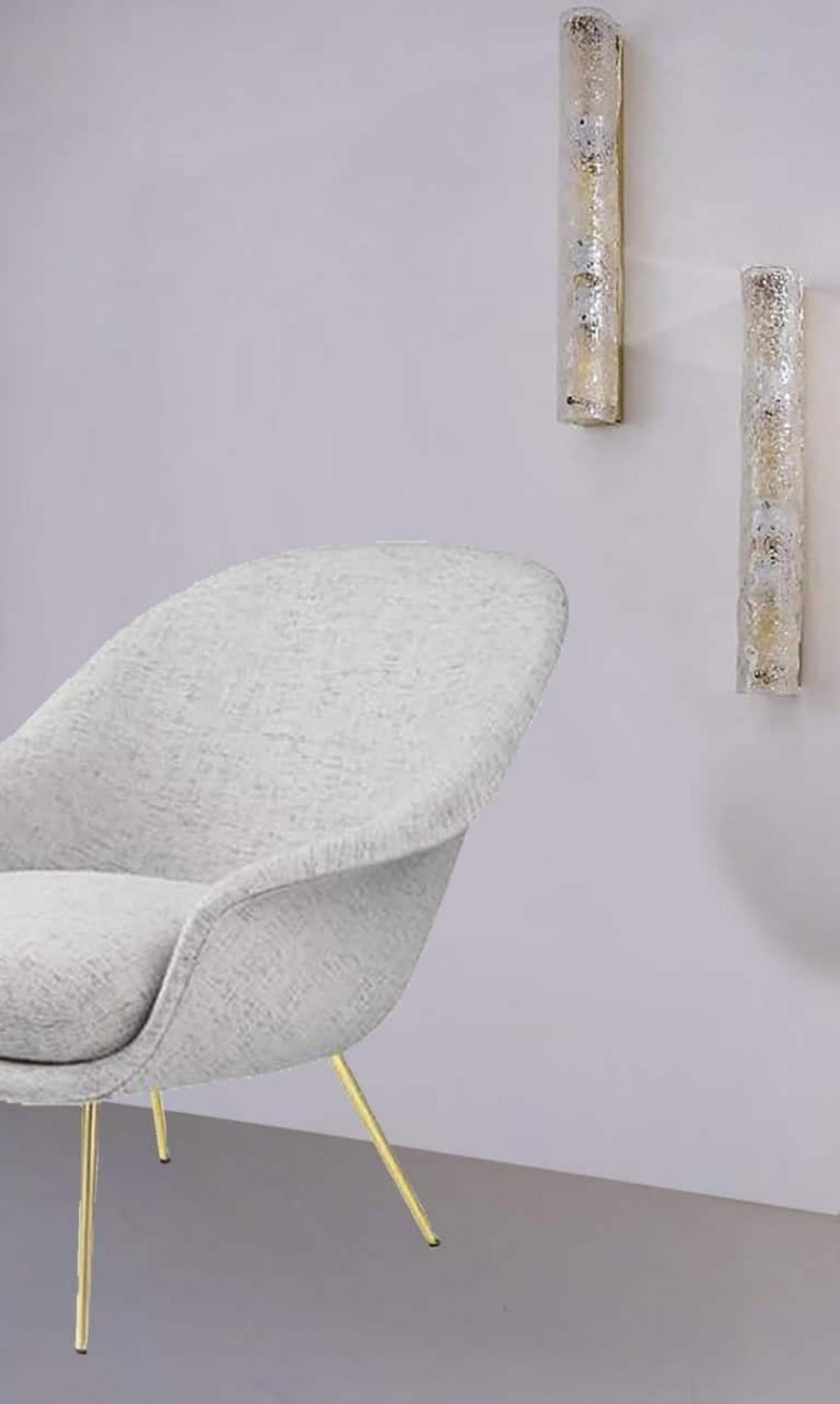 XX secolo Una delle quattro lampade da parete in vetro soffiato di Murano e ottone di Hillebrand in vendita