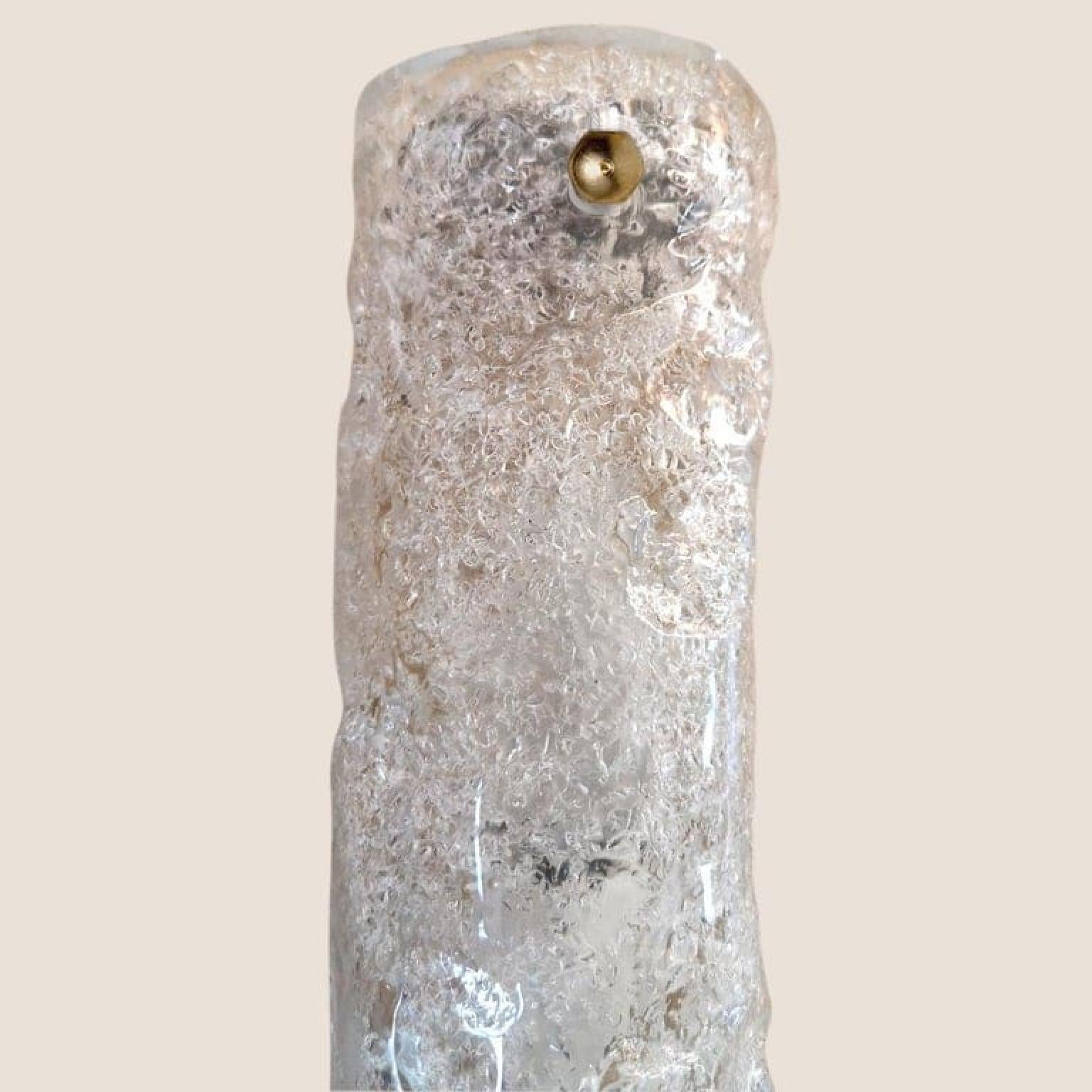 Ottone Una delle quattro lampade da parete in vetro soffiato di Murano e ottone di Hillebrand in vendita