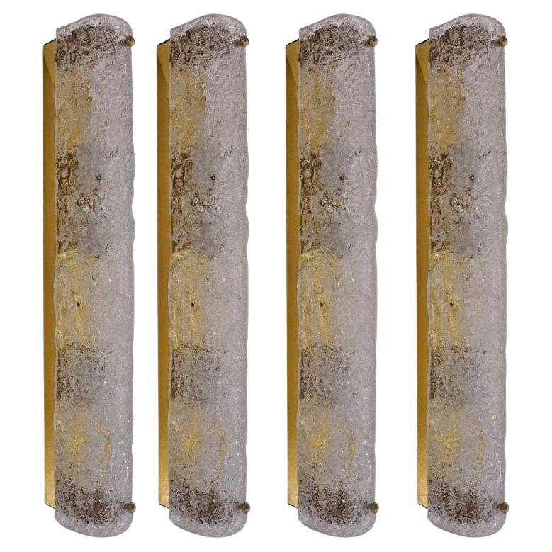 Uno de los cuatro apliques de cristal de Murano soplado y latón de Hillebrand