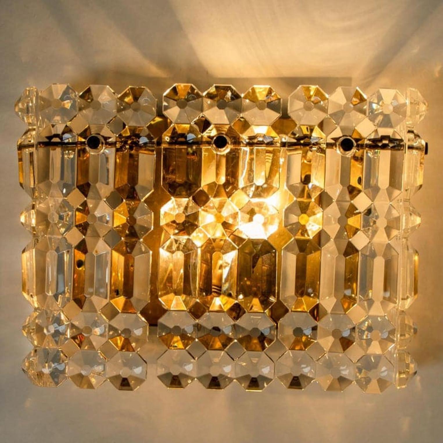 L'une des quatre appliques Kinkeldey en laiton, cristal et laiton doré, 1970 en vente 2