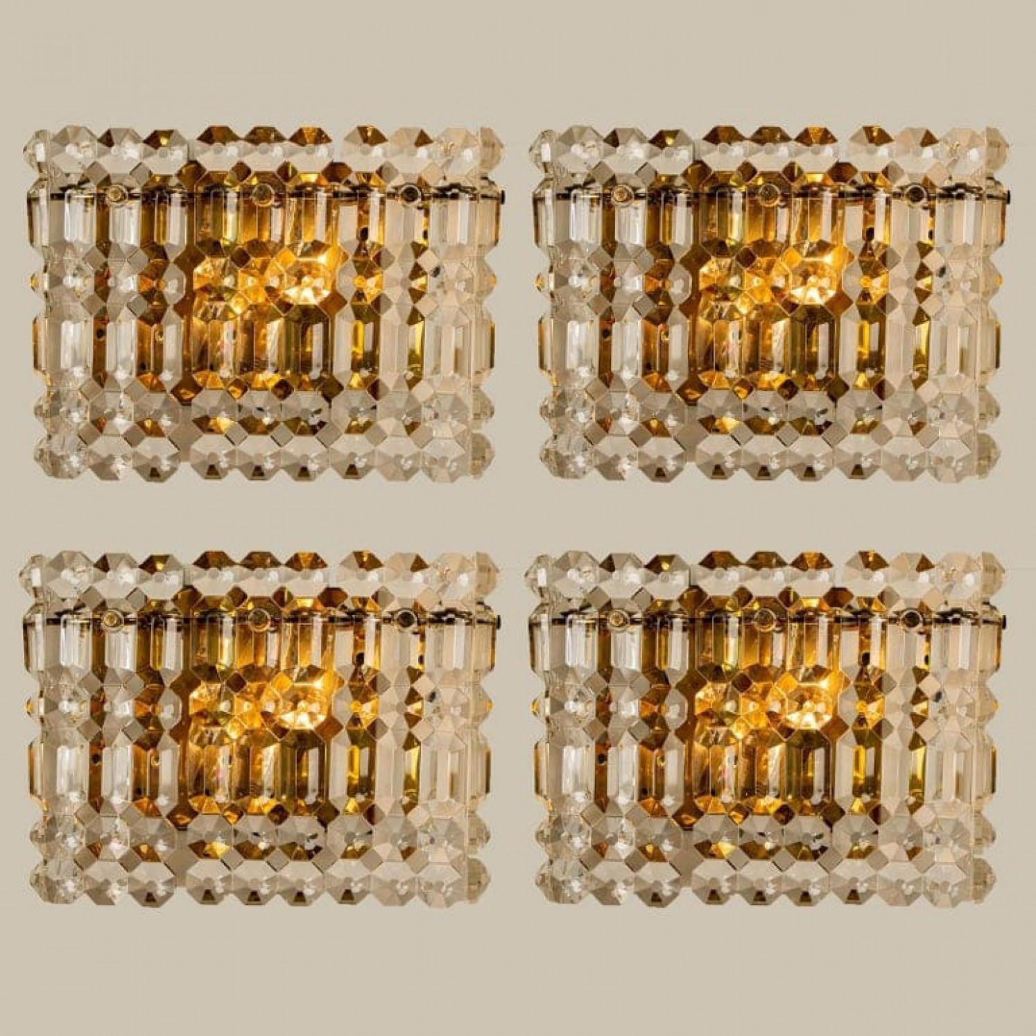 L'un des quatre luxueux cadres plaqués or et appliques en cristal épais du célèbre fabricant Kinkeldey. Deux sources de lumière. Des luminaires très élégants, qui s'adaptent à toutes les époques de décoration. Les cristaux sont méticuleusement