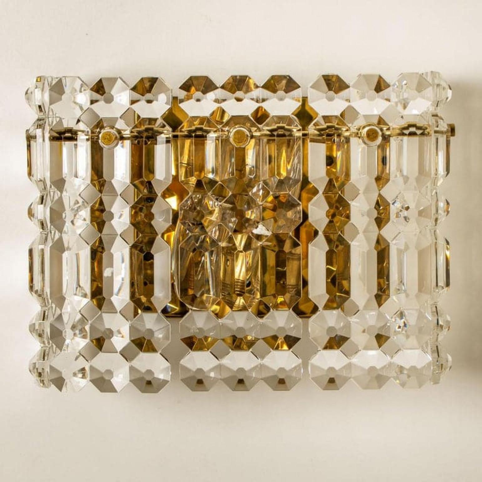 Mid-Century Modern L'une des quatre appliques Kinkeldey en laiton, cristal et laiton doré, 1970 en vente
