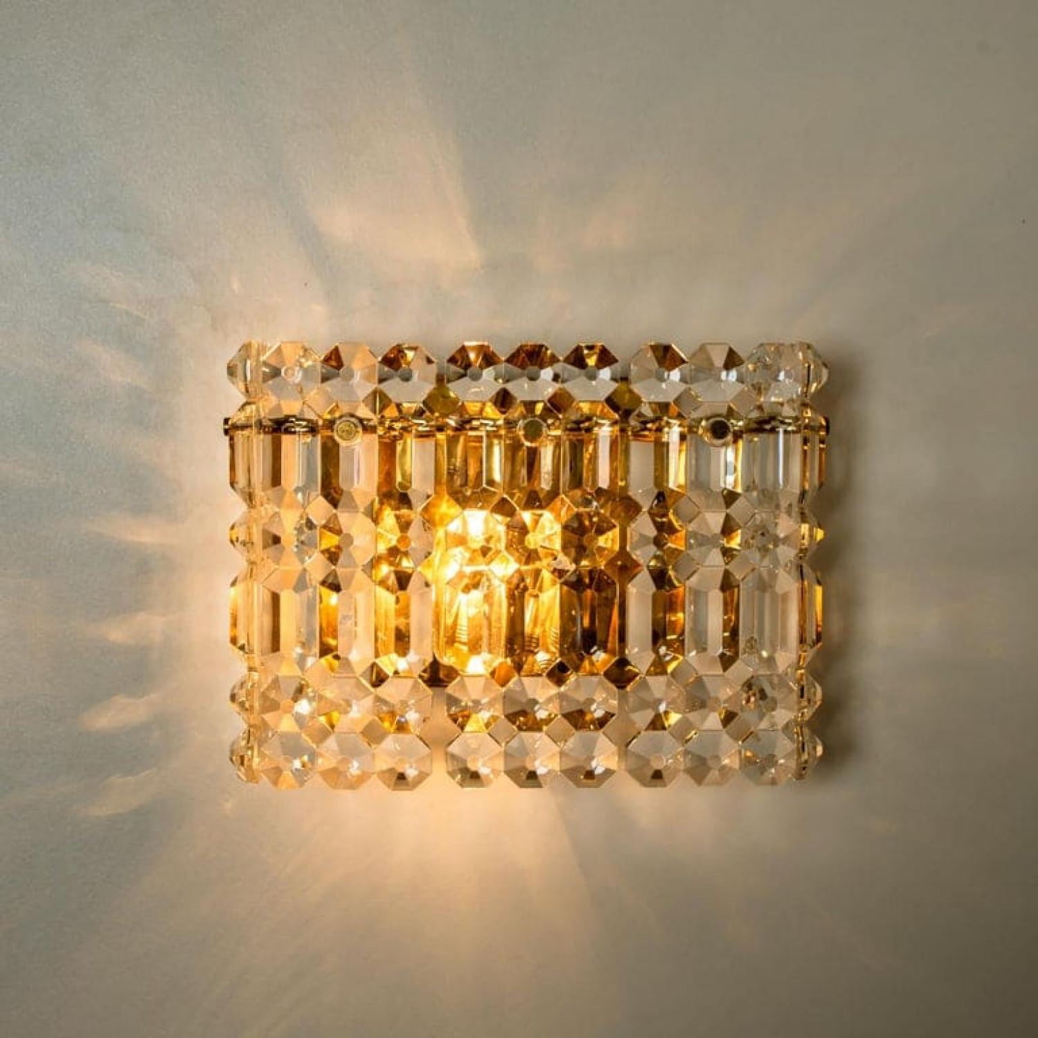Allemand L'une des quatre appliques Kinkeldey en laiton, cristal et laiton doré, 1970 en vente