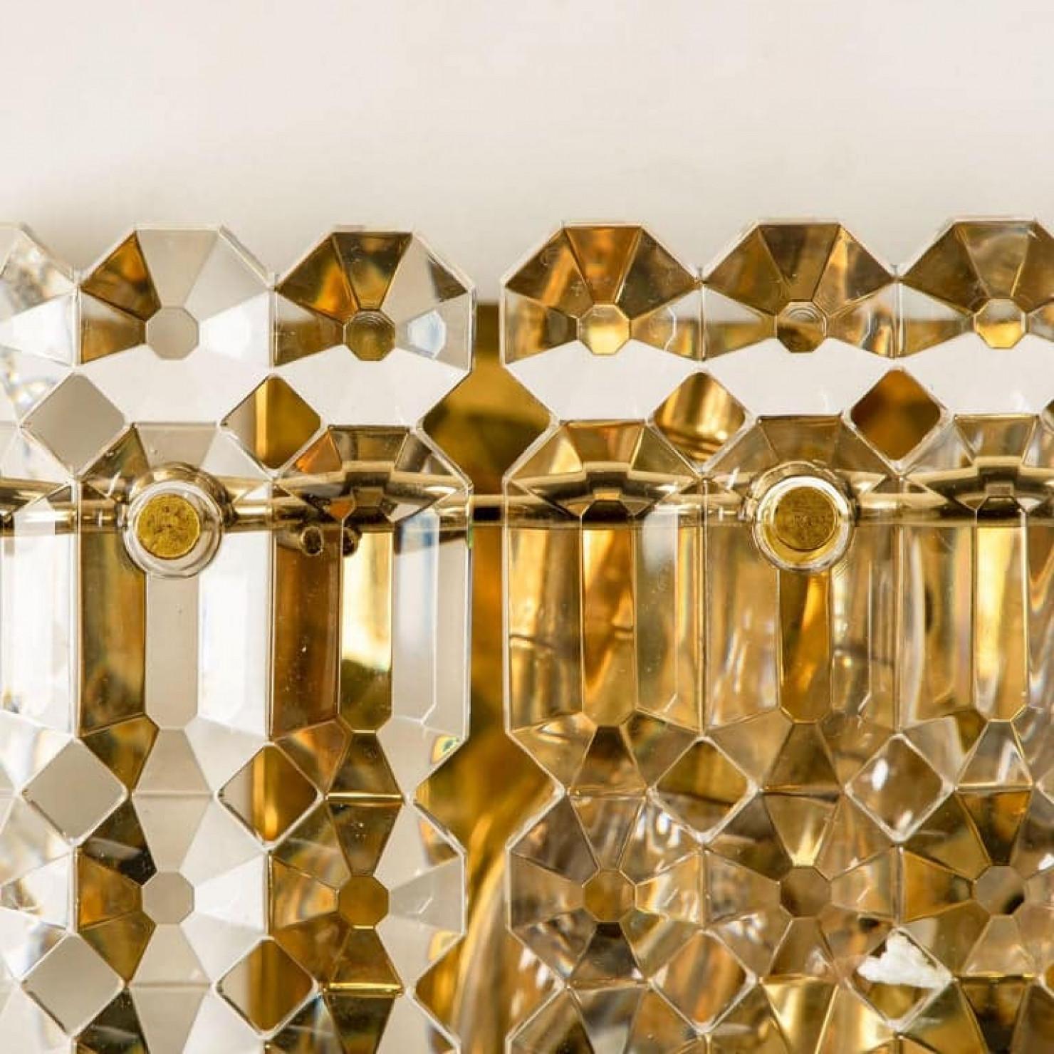 Autre L'une des quatre appliques Kinkeldey en laiton, cristal et laiton doré, 1970 en vente
