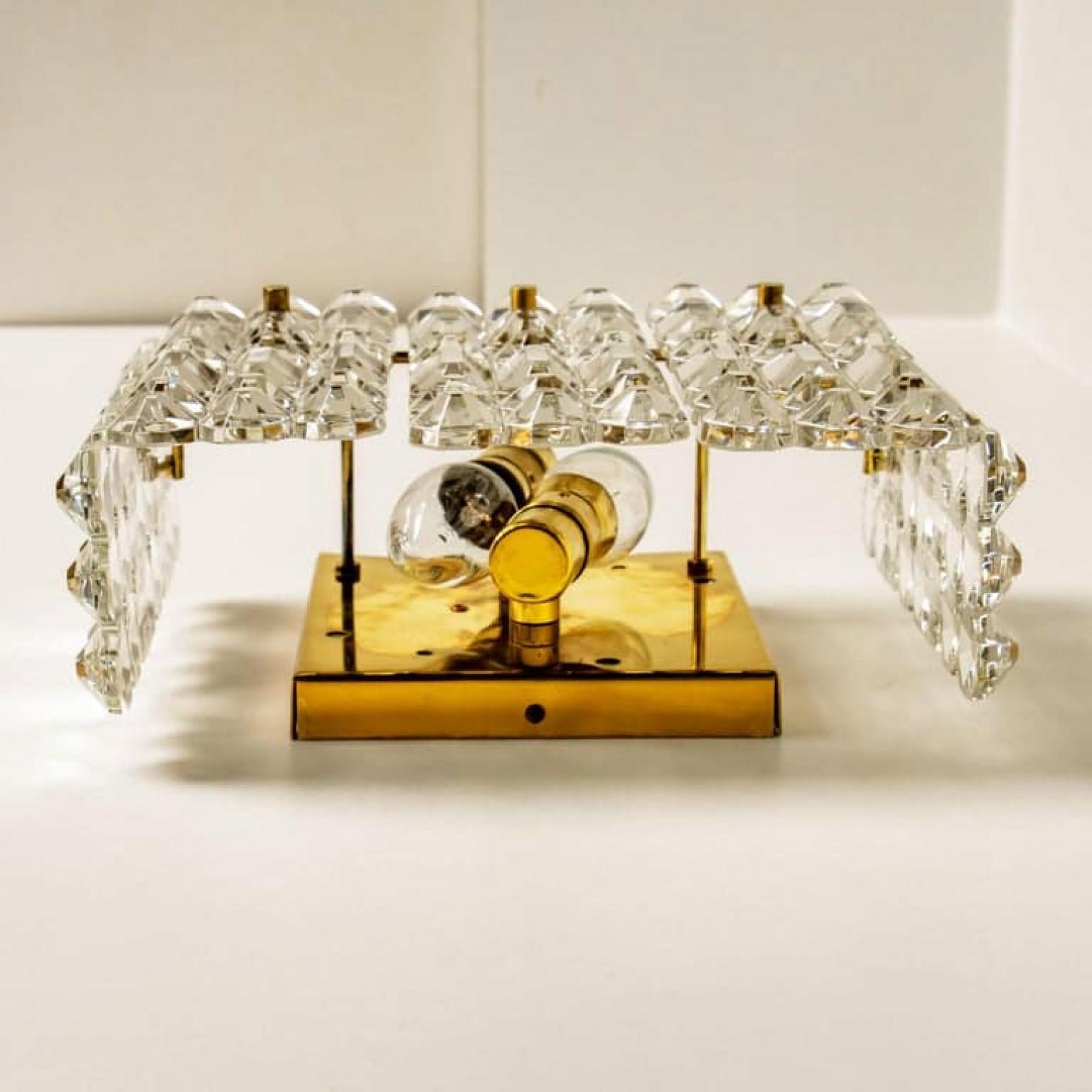 Laiton L'une des quatre appliques Kinkeldey en laiton, cristal et laiton doré, 1970 en vente