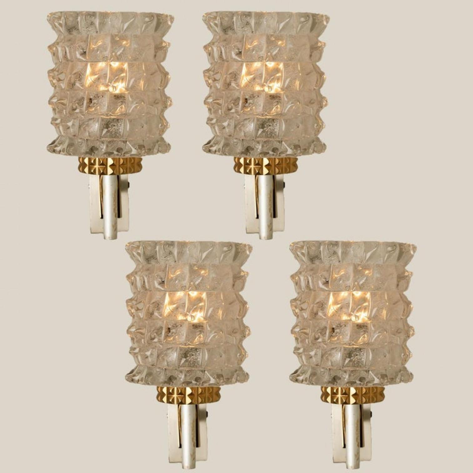 Clean lines to complement all decors. A wonderful high-end Hillebrand wall light fixture with brass and white/metal colored detail and thick textured glass.

The wall sconce holds 1 E14 socket max 40 Watt. Also LED compatible.
The size: Depth 6,3 