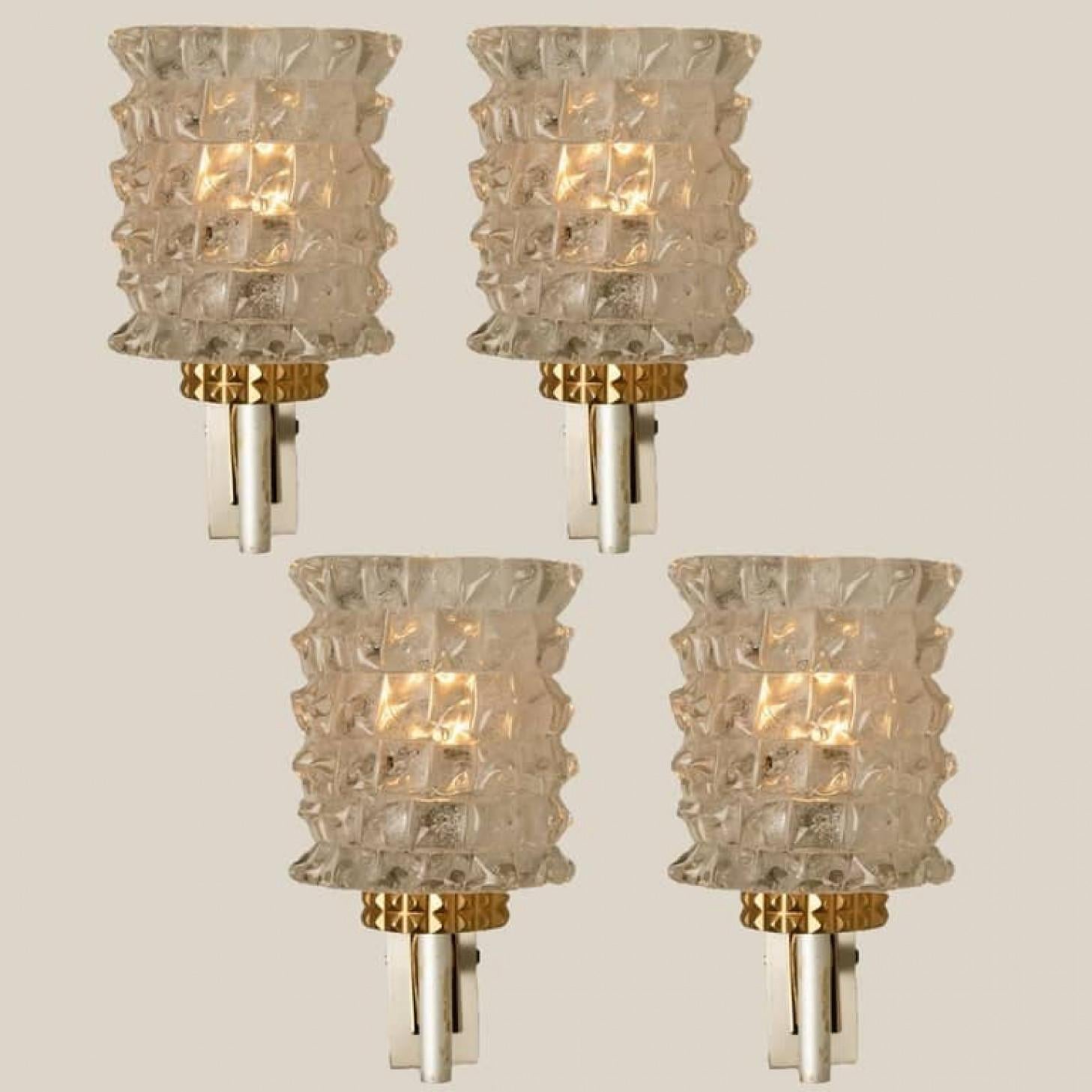 Des lignes épurées pour compléter tous les décors. Magnifique applique murale Hillebrand haut de gamme avec des détails en laiton et en blanc/métal et un verre épais et texturé.

L'applique murale peut accueillir une douille E14 de 40 watts maximum.