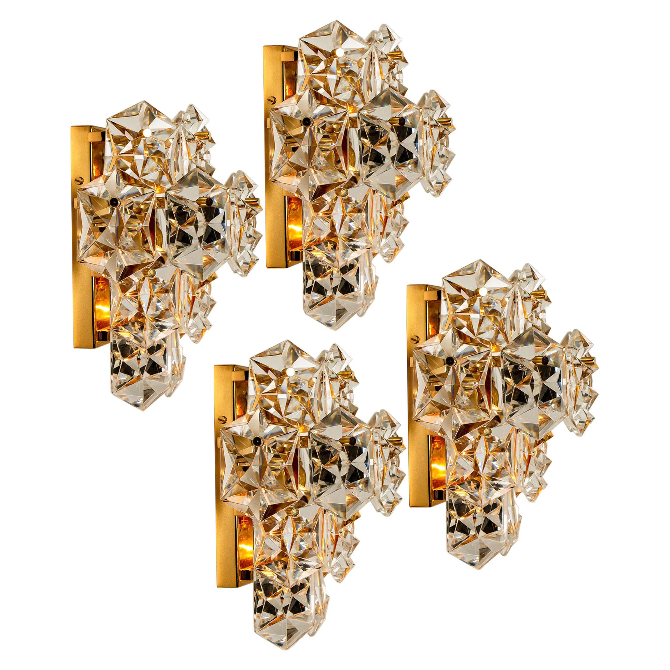 1 der 4 luxuriösen Paare von vergoldeten Rahmen und dicken Diamantkristall-Leuchten des famosen Herstellers Kinkeldey. Sehr elegante Beleuchtungskörper, die sich mit allen Einrichtungsstilen kombinieren lassen. Die Kristalle sind sorgfältig so