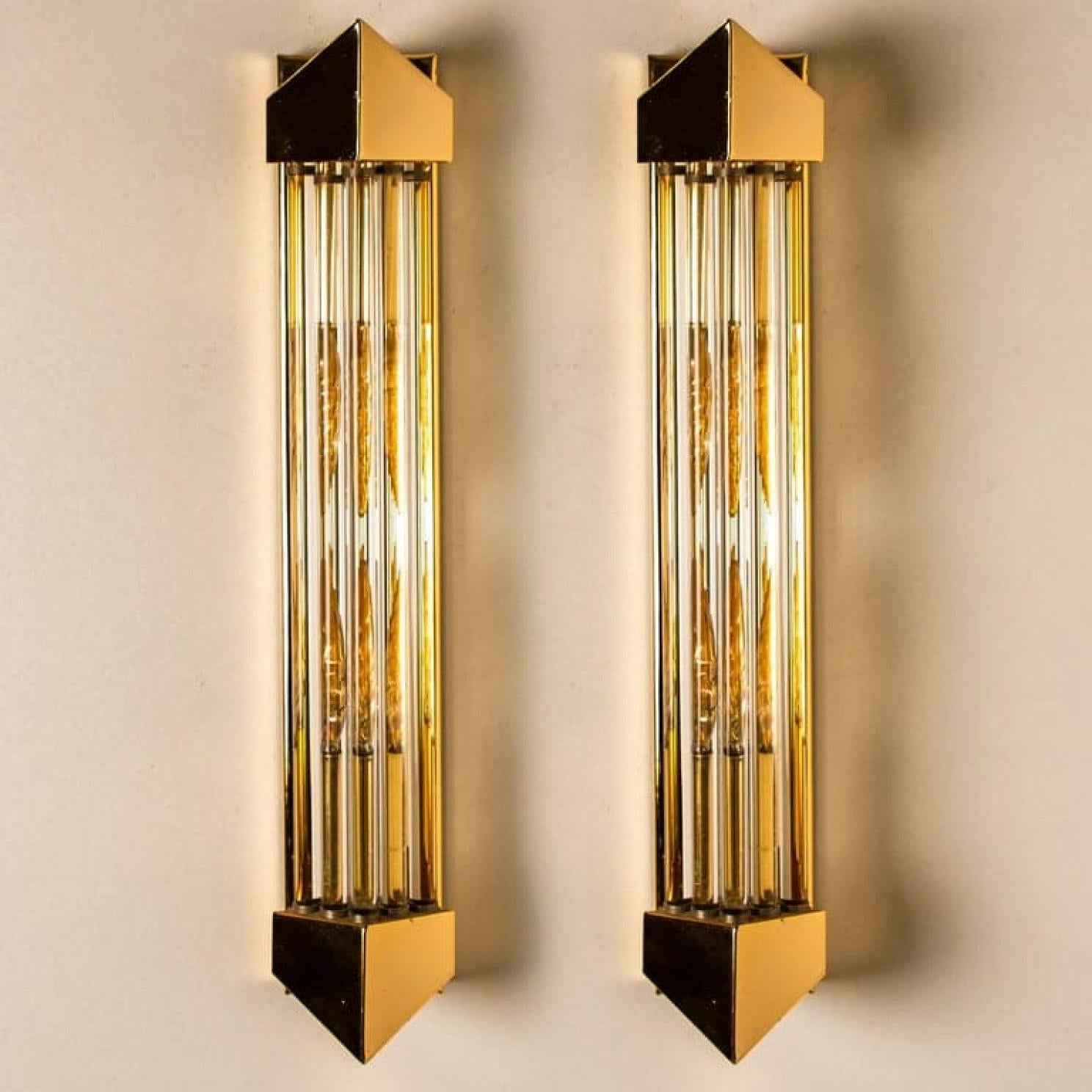1 de los 4 grandes apliques excepcionales de cristal de Murano con cuatro grandes varillas prismáticas redondas de cristal transparente, con detalles de latón y placa posterior. Ilumina maravillosamente. Piezas de alta gama.

Se pueden conseguir