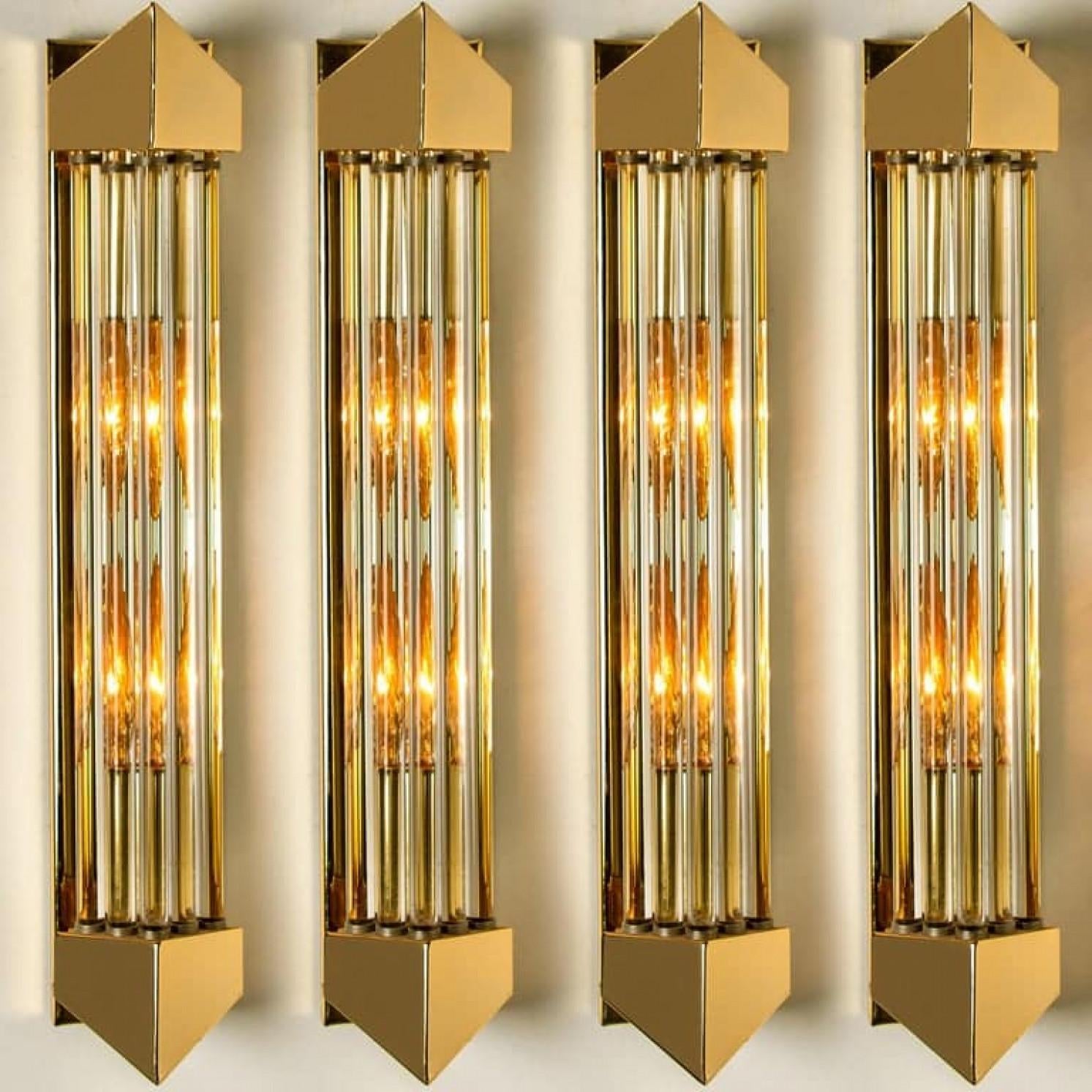 Uno de los cuatro grandes candelabros de cristal de Murano y latón dorado estilo Venini, Italia Chapado en venta