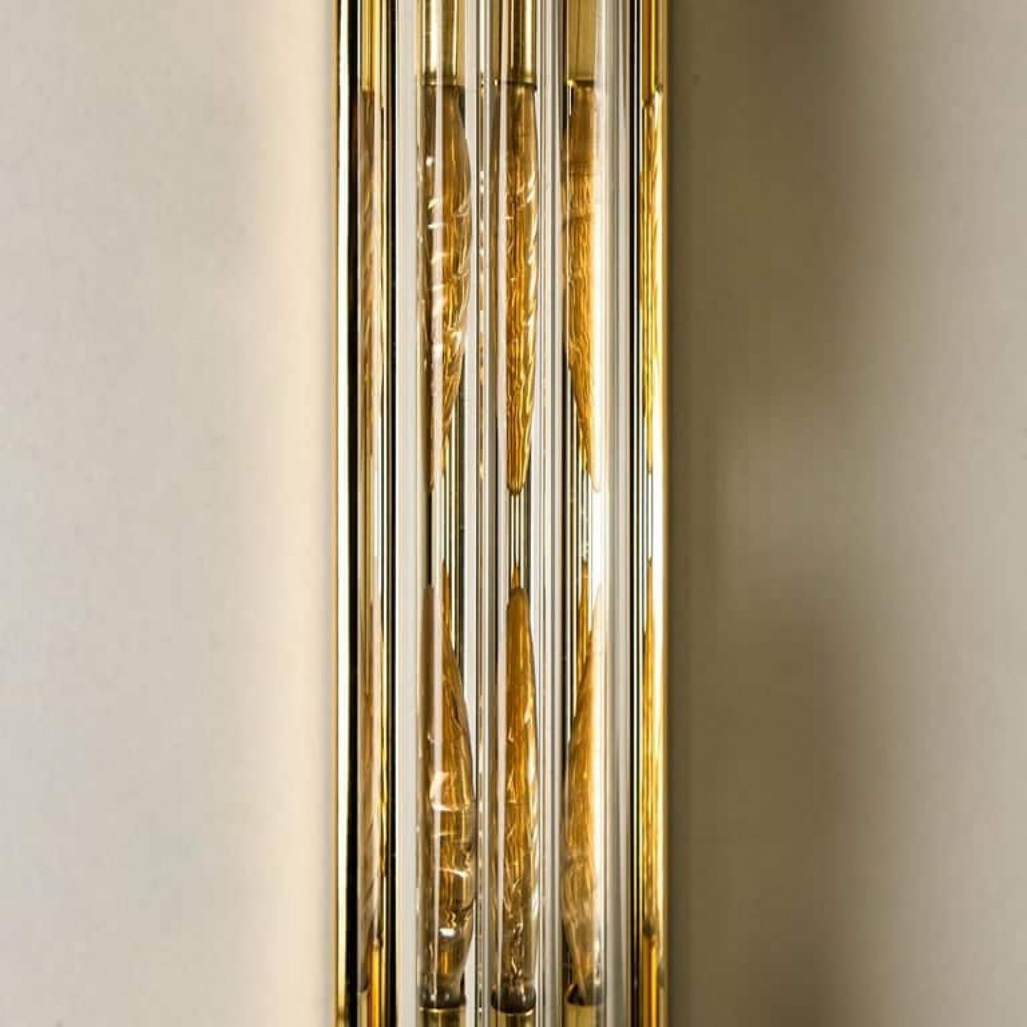 Uno de los cuatro grandes candelabros de cristal de Murano y latón dorado estilo Venini, Italia finales del siglo XX en venta