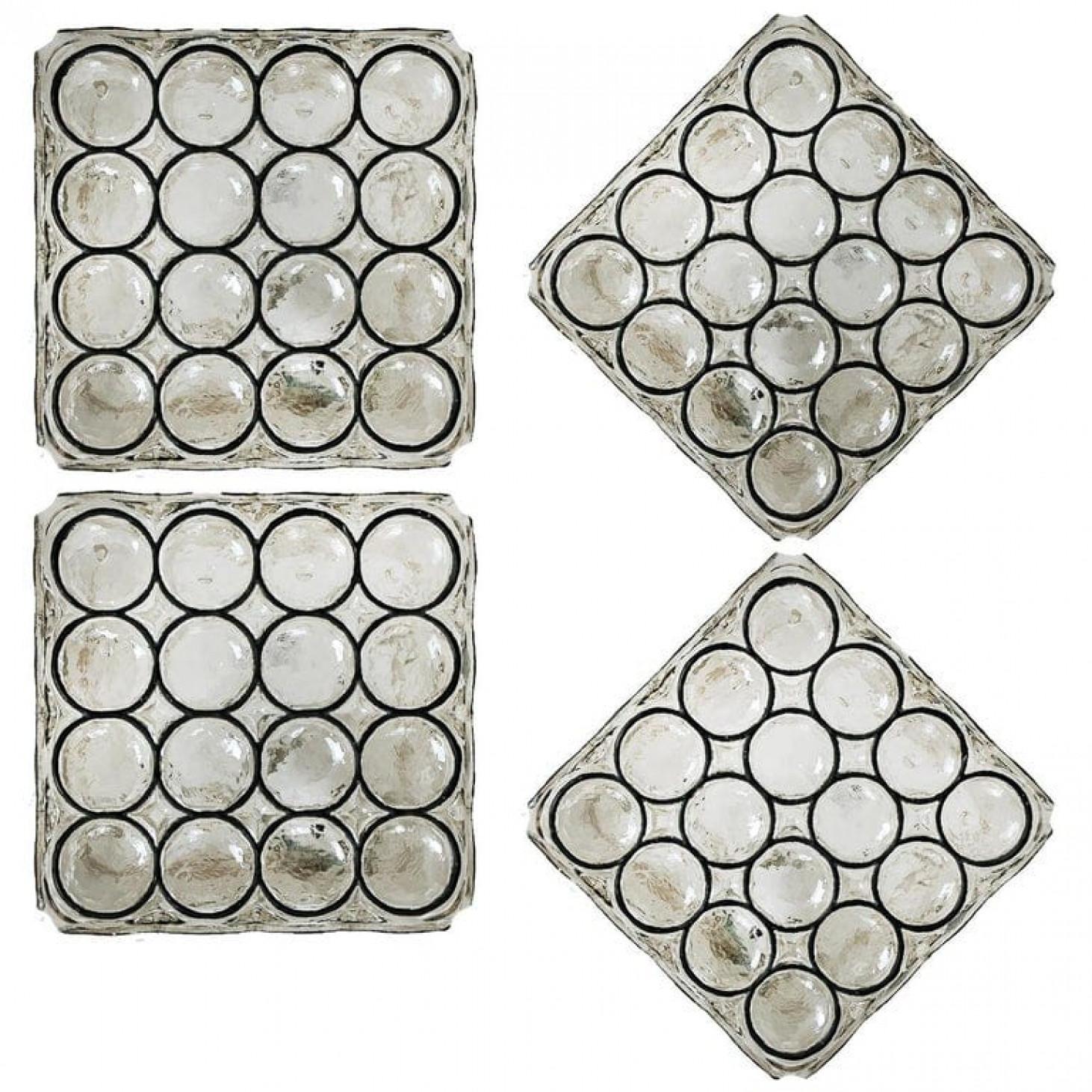 1 des 4 anneaux carrés en fer et verre pour lampe encastrée/applique murale de Glashütte Limburg, Allemagne, circa 1965. Le verre soufflé est épais, propre et lourd, et les anneaux de fer sont ronds et concaves. Illumine magnifiquement.

Taille :