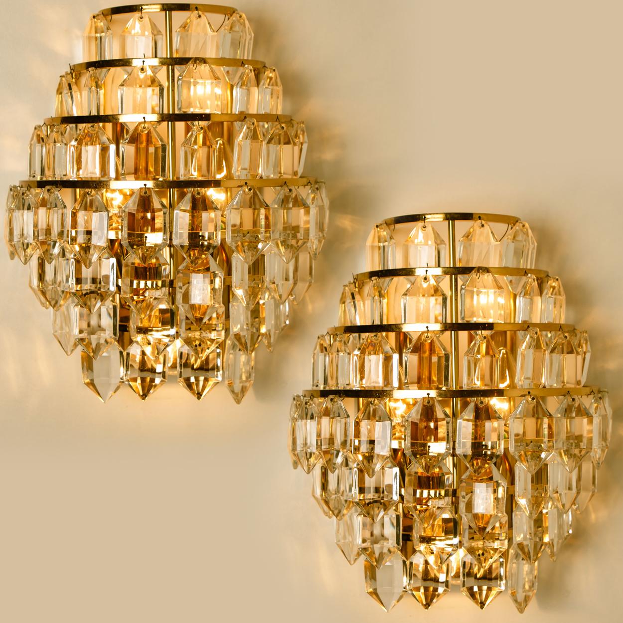 1 der 4 Wandlampen von Bakalowits, Österreich, 1960er Jahre. Ein schöner Lichteffekt durch das Kristallglas, der ein elegant funkelndes Lichtspiel im Raum verbreitet. Schönes Design und hochwertige Verarbeitung.

Die Leuchte hat einen Zugschalter,