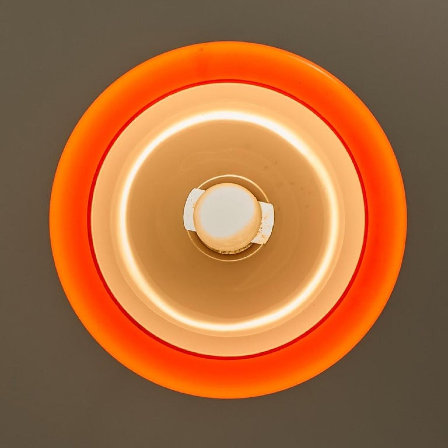 Eine der vier orangefarbenen mundgeblasenen Peill Putzler-Pendelleuchten, 1970er Jahre im Angebot 2