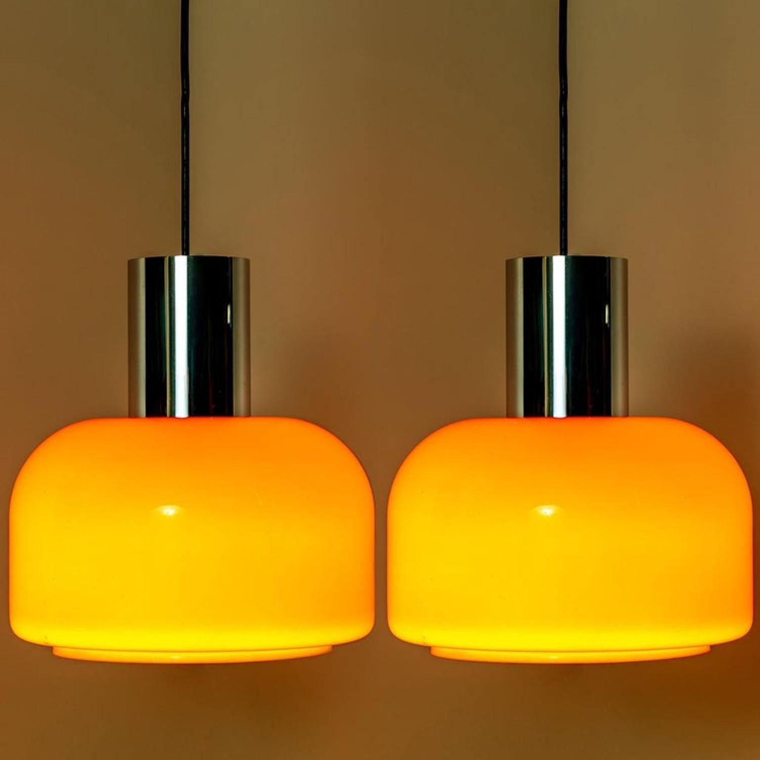 Allemand L'une des quatre lampes à suspension Putzler soufflée orange des années 1970 en vente