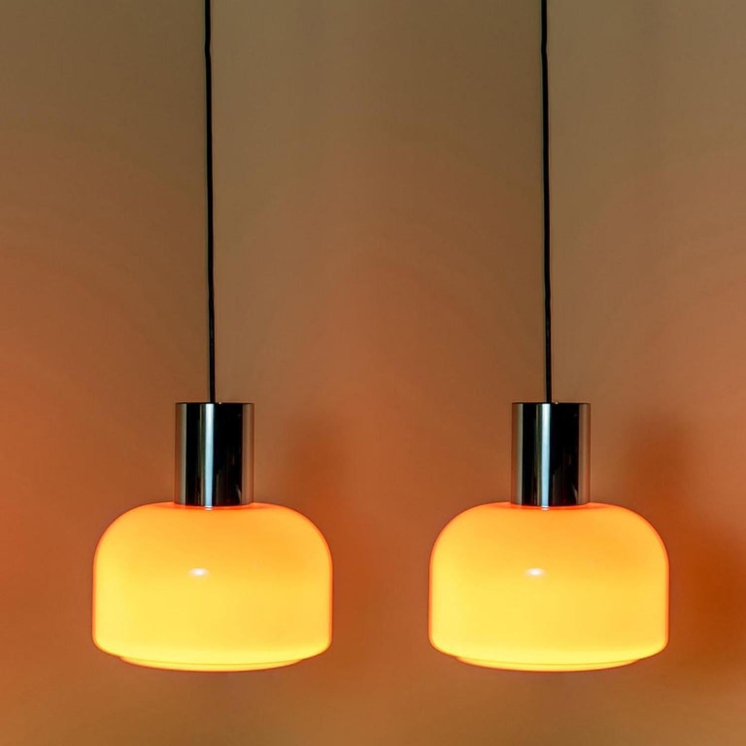 20ième siècle L'une des quatre lampes à suspension Putzler soufflée orange des années 1970 en vente
