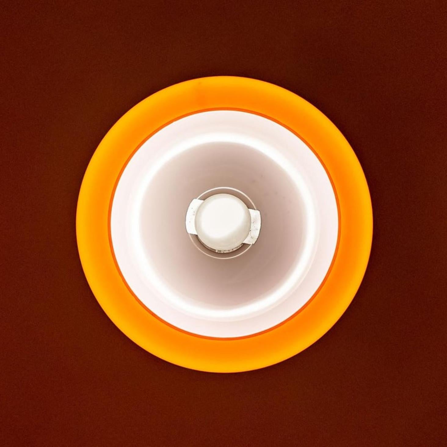 Verre brun L'une des quatre lampes à suspension Putzler soufflée orange des années 1970 en vente