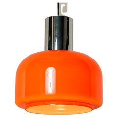 L'une des quatre lampes à suspension Putzler soufflée orange des années 1970